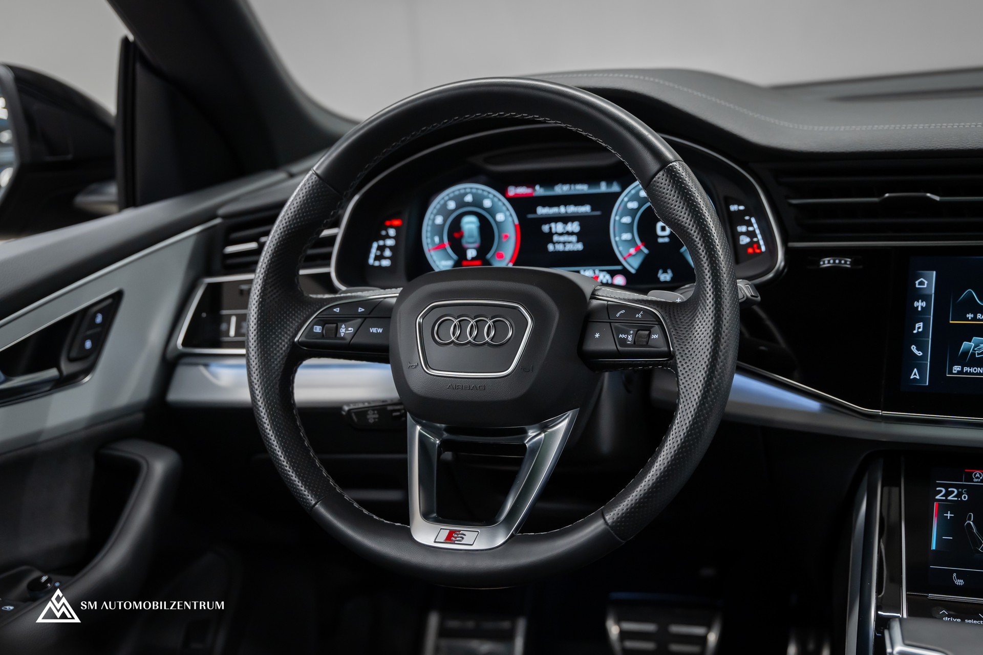 AUDI Q8 55 TFSI Black Edition quattro T-Tronic S-Line / Panorama / Nachtsicht / Rautensteppung / Head-Up / AHK-image-18