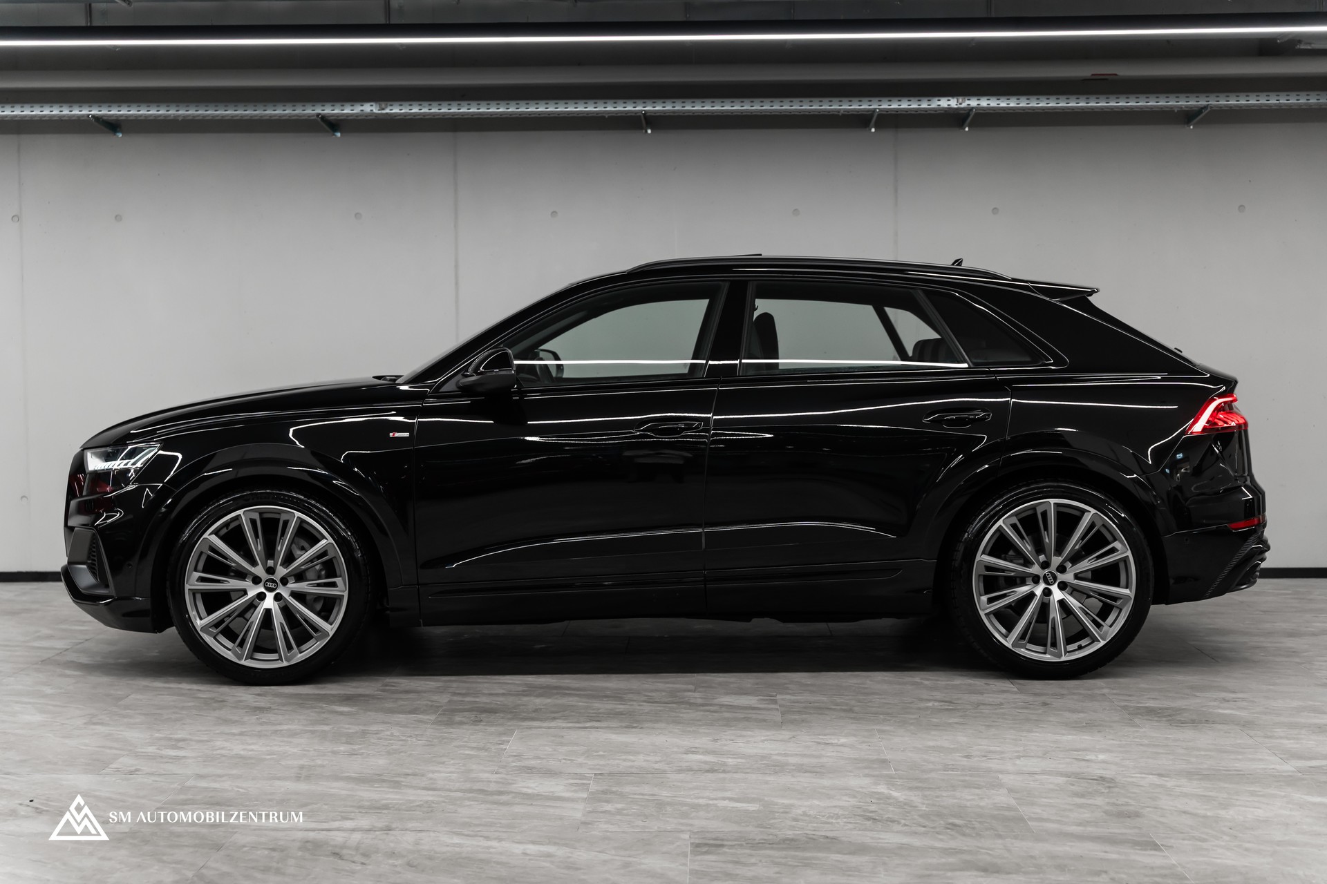 AUDI Q8 55 TFSI Black Edition quattro T-Tronic S-Line / Panorama / Nachtsicht / Rautensteppung / Head-Up / AHK-showroom-element-3