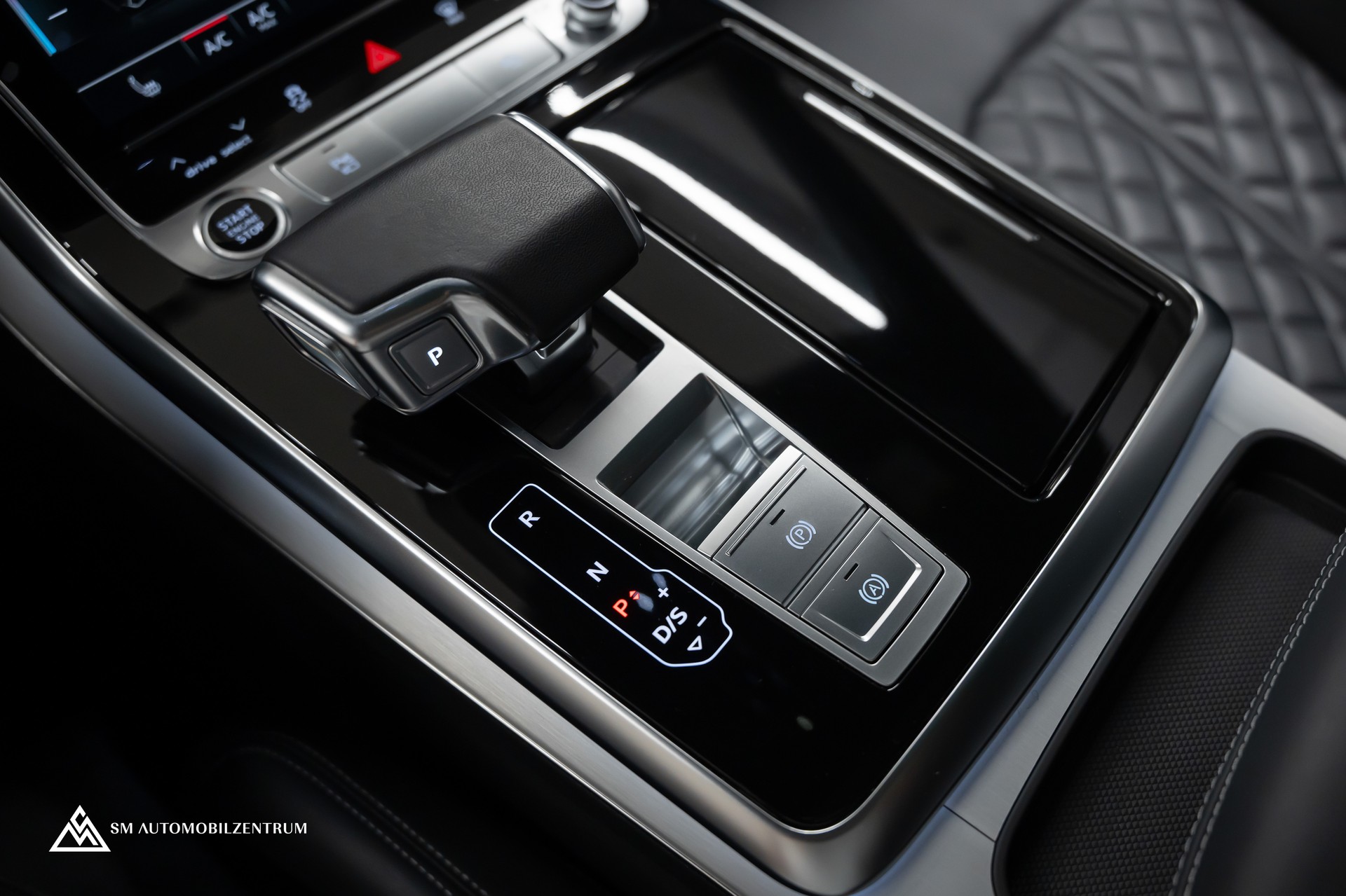 AUDI Q8 55 TFSI Black Edition quattro T-Tronic S-Line / Panorama / Nachtsicht / Rautensteppung / Head-Up / AHK-image-33