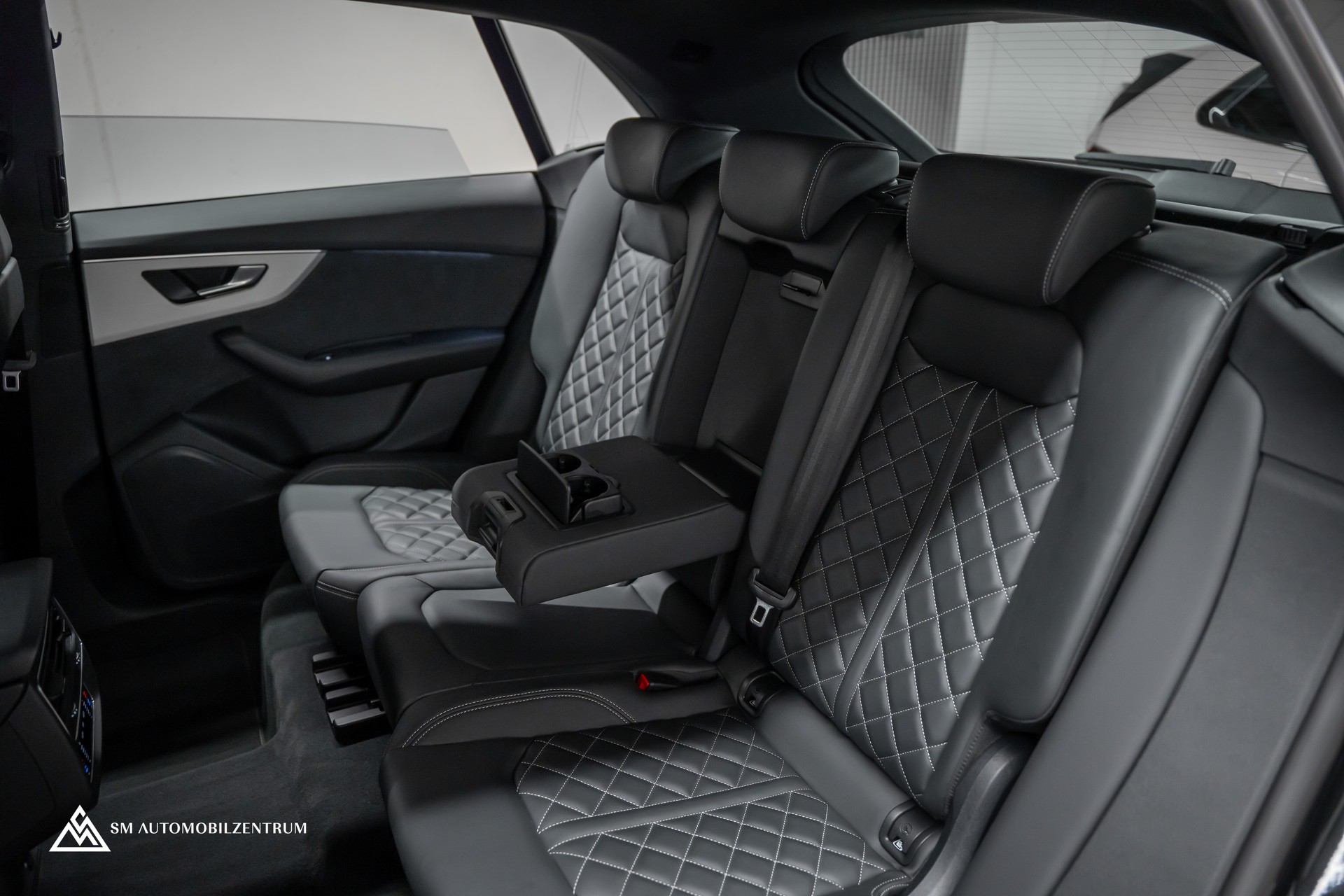 AUDI Q8 55 TFSI Black Edition quattro T-Tronic S-Line / Panorama / Nachtsicht / Rautensteppung / Head-Up / AHK-image-23
