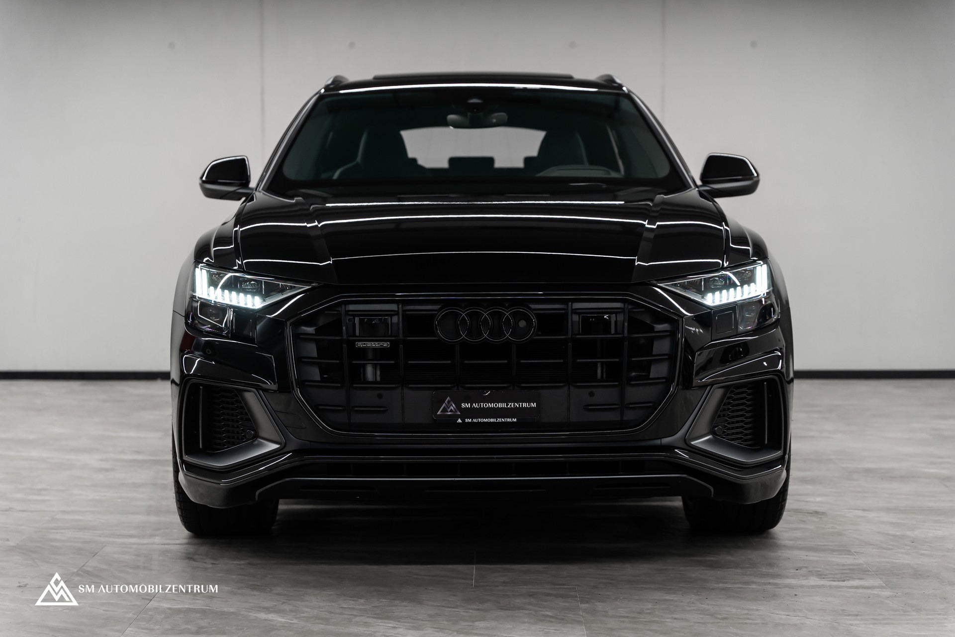 AUDI Q8 55 TFSI Black Edition quattro T-Tronic S-Line / Panorama / Nachtsicht / Rautensteppung / Head-Up / AHK-showroom-element-1