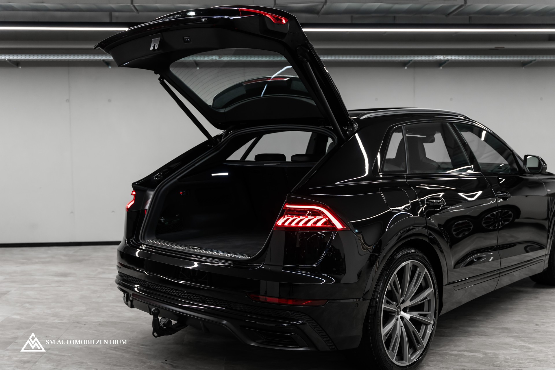 AUDI Q8 55 TFSI Black Edition quattro T-Tronic S-Line / Panorama / Nachtsicht / Rautensteppung / Head-Up / AHK-image-12