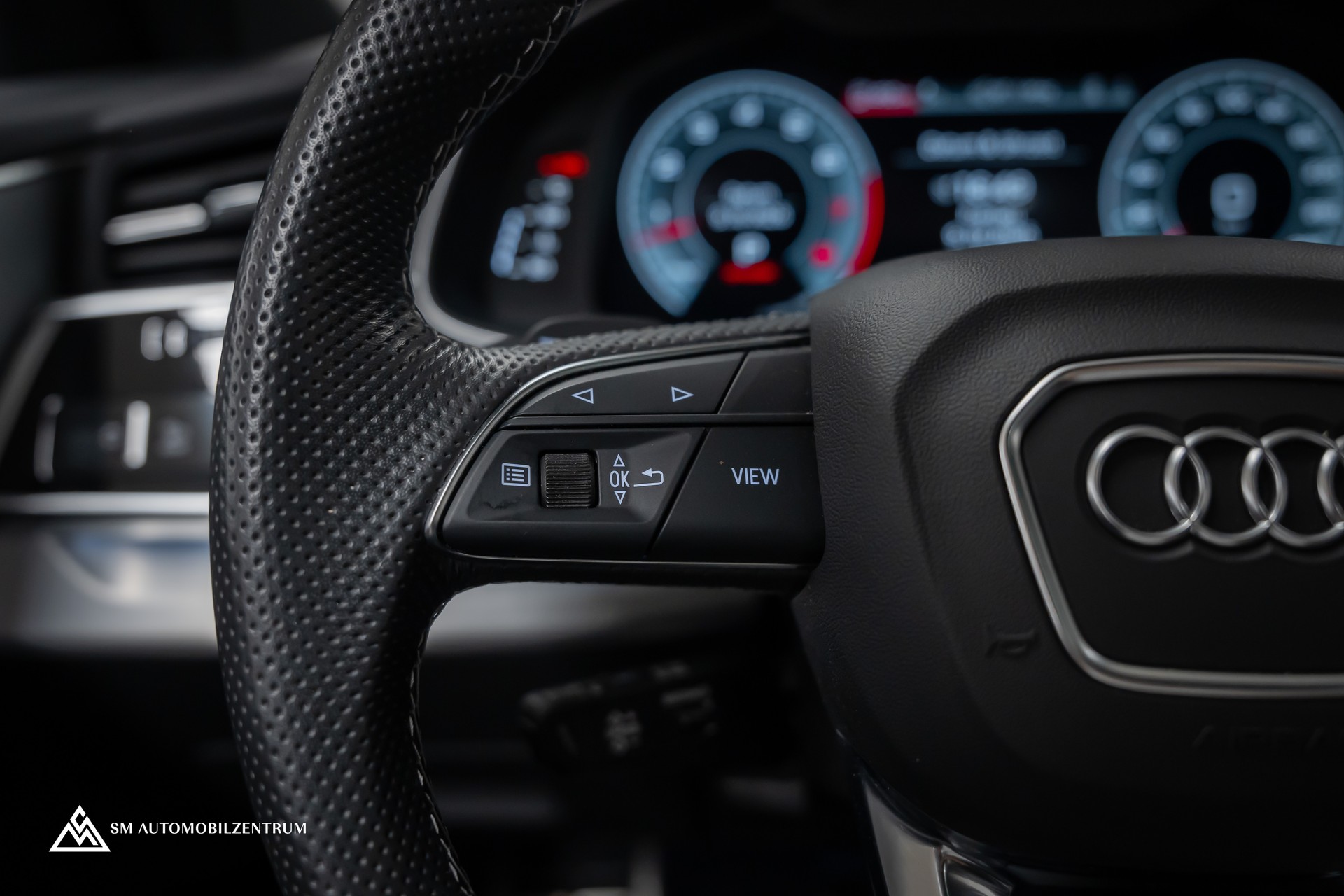 AUDI Q8 55 TFSI Black Edition quattro T-Tronic S-Line / Panorama / Nachtsicht / Rautensteppung / Head-Up / AHK-image-29