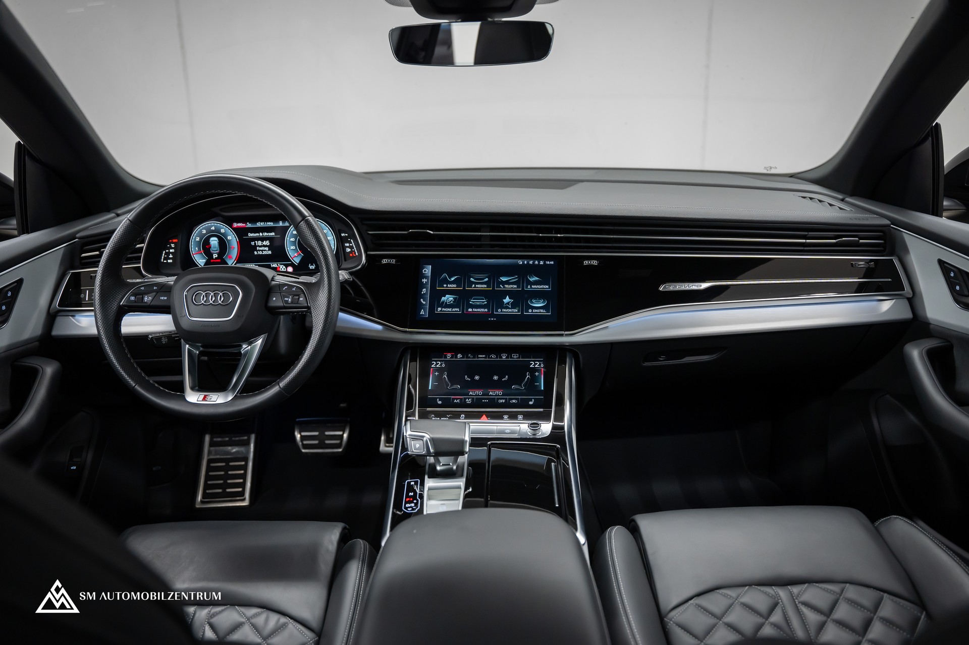 AUDI Q8 55 TFSI Black Edition quattro T-Tronic S-Line / Panorama / Nachtsicht / Rautensteppung / Head-Up / AHK-image-17