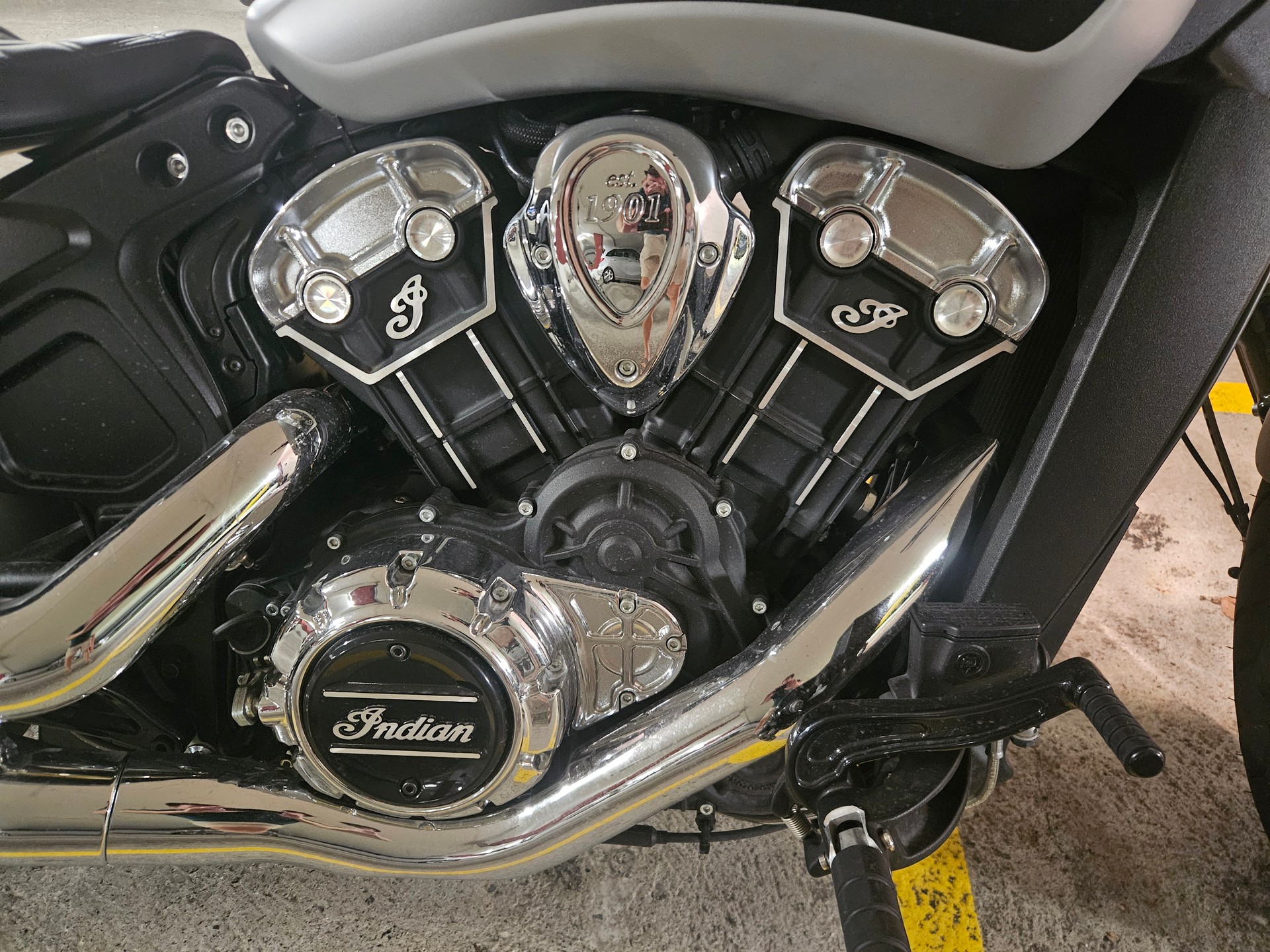 INDIAN Scout 1200 Rogue Wunderkind Komplettumbau, Silber matt Speziallackierung-image-5