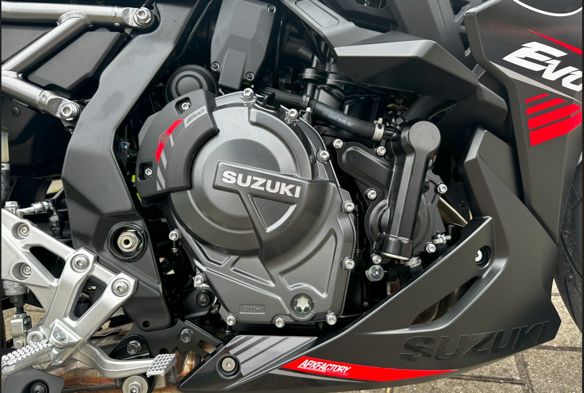 SUZUKI GSX-8R-image-6