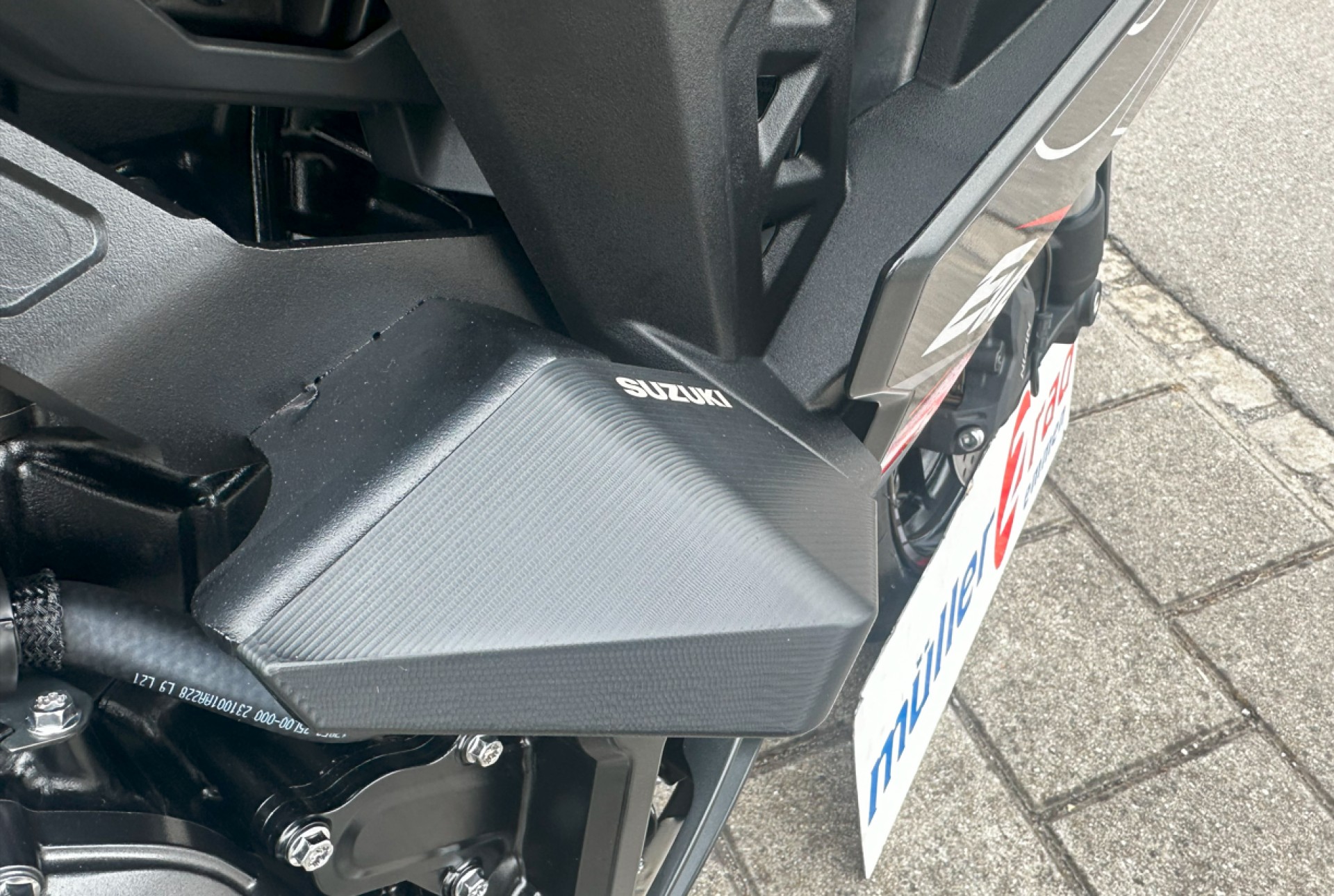 SUZUKI GSX-8R-image-7