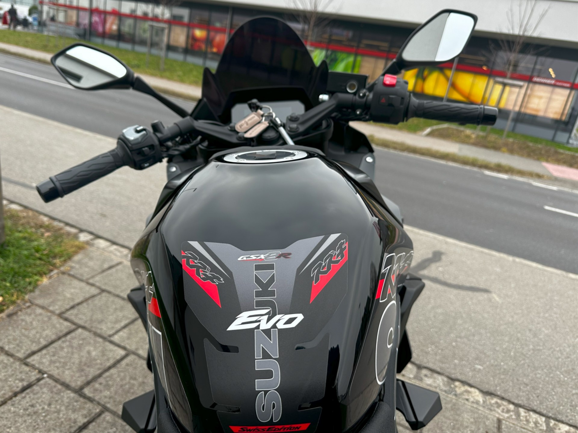 SUZUKI GSX-8R-image-8