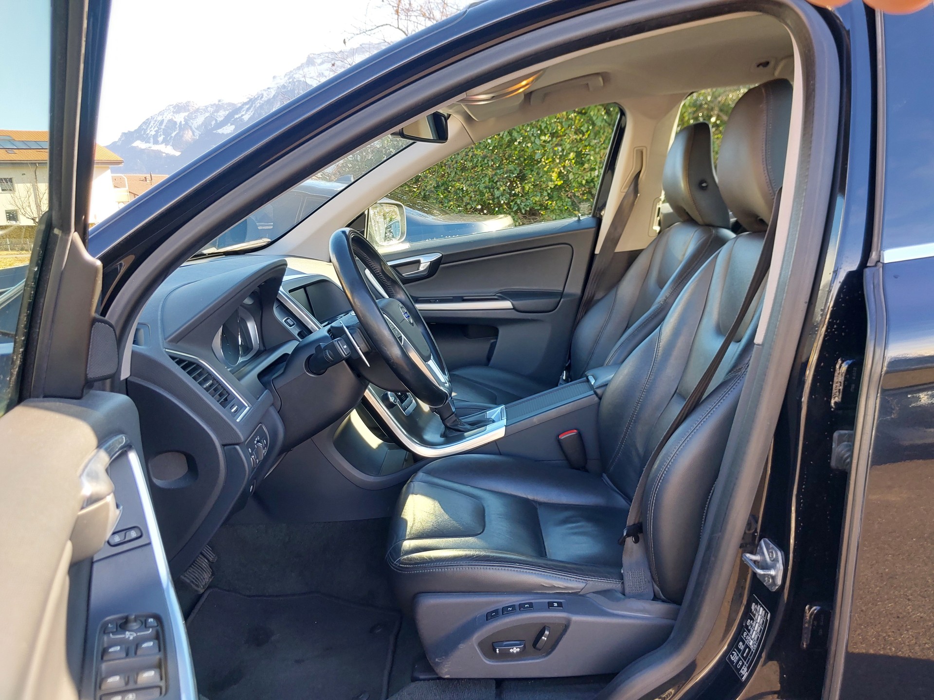VOLVO XC60 D4 AWD Summum Geartronic-image-4