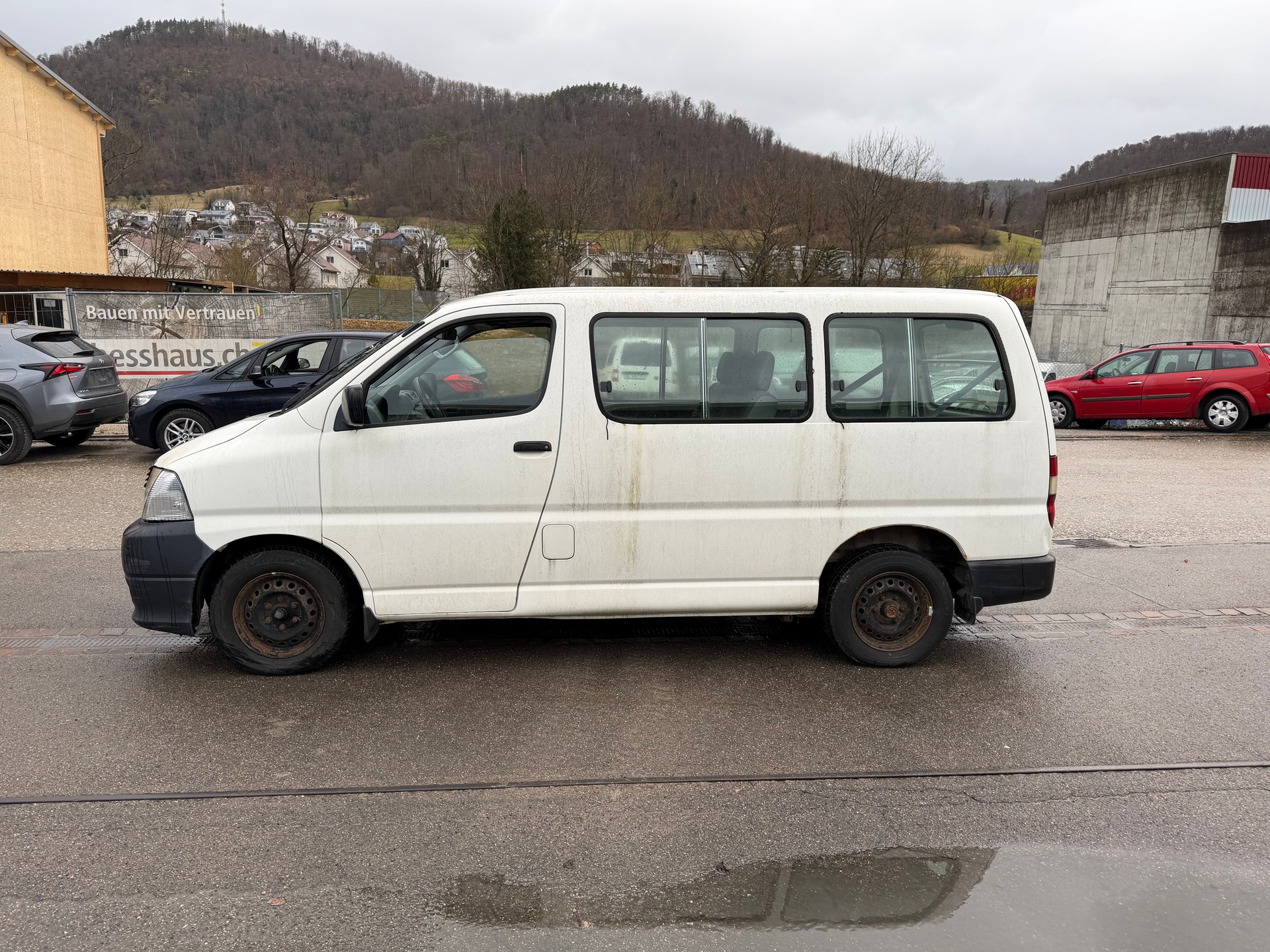 TOYOTA Hiace D-4D Wagon SWB-image-1