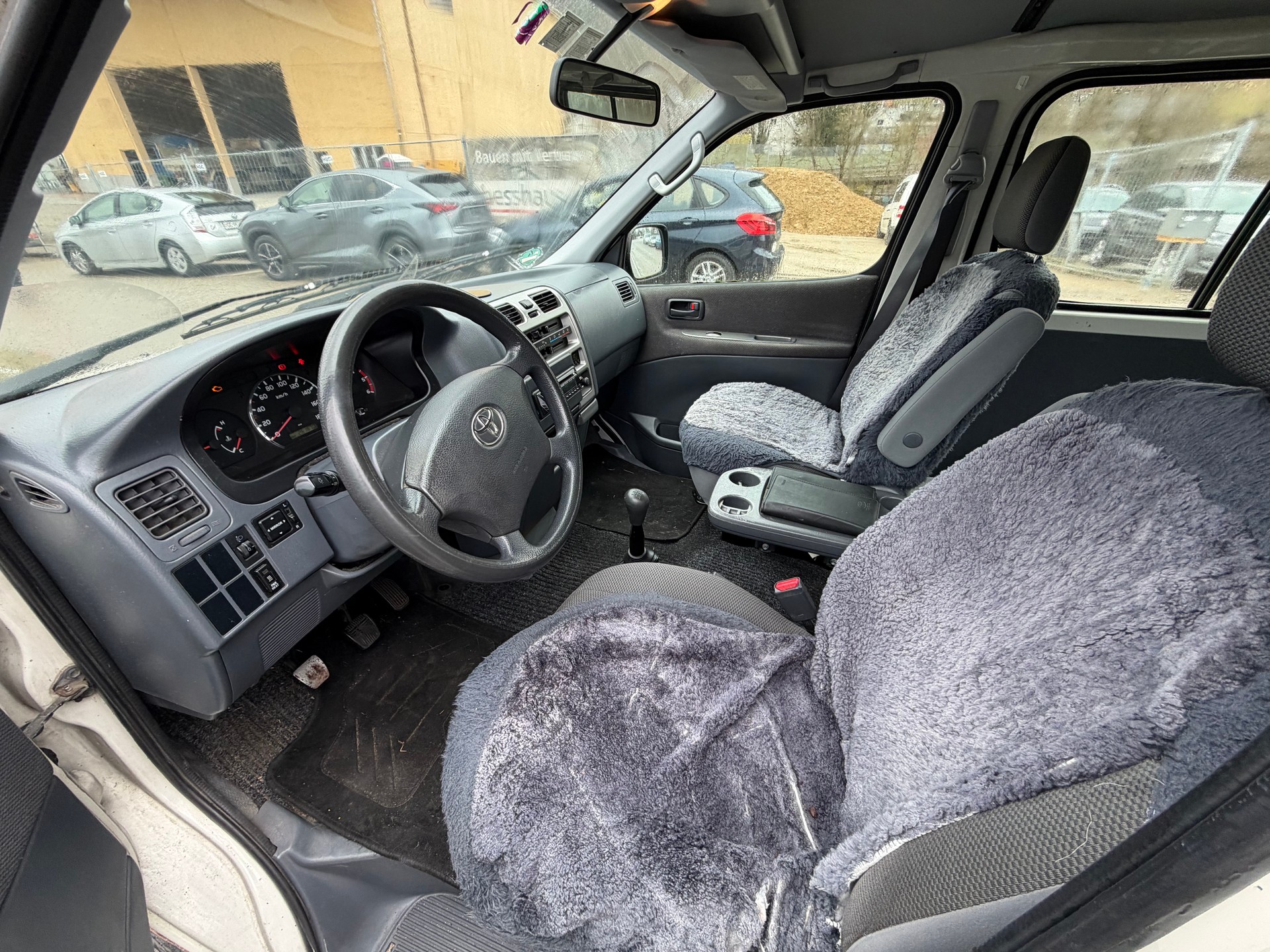 TOYOTA Hiace D-4D Wagon SWB-image-10