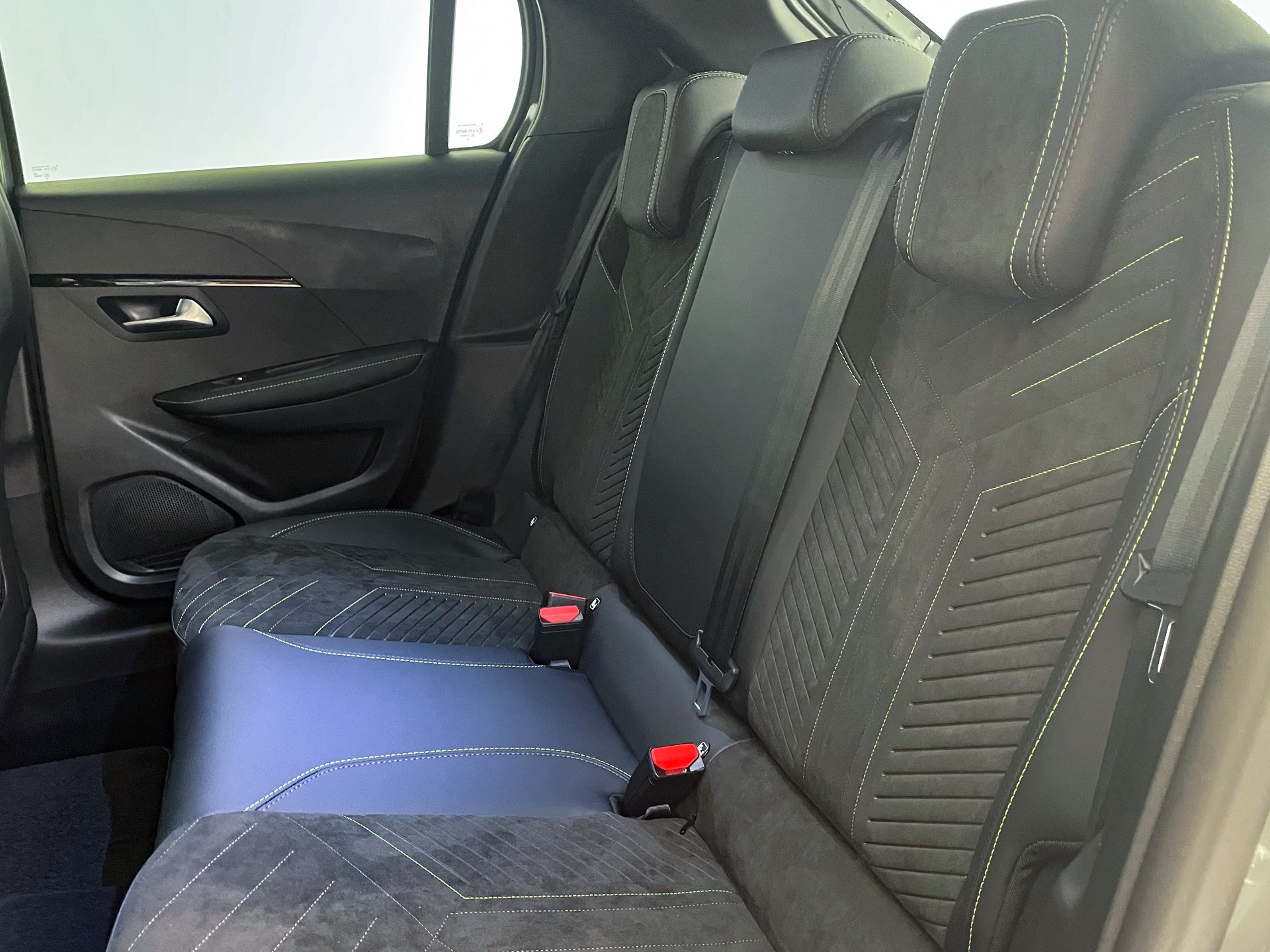 PEUGEOT 208 1.2 Hybrid 145 GT-image-25