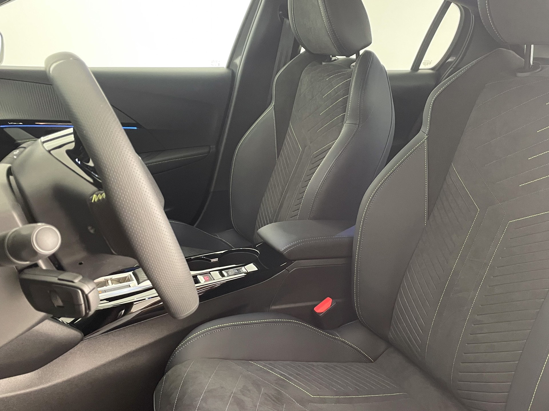 PEUGEOT 208 1.2 Hybrid 145 GT-image-22