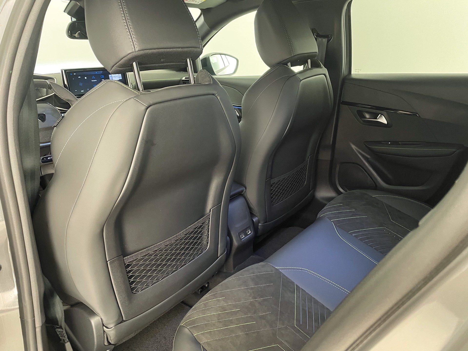 PEUGEOT 208 1.2 Hybrid 145 GT-image-26