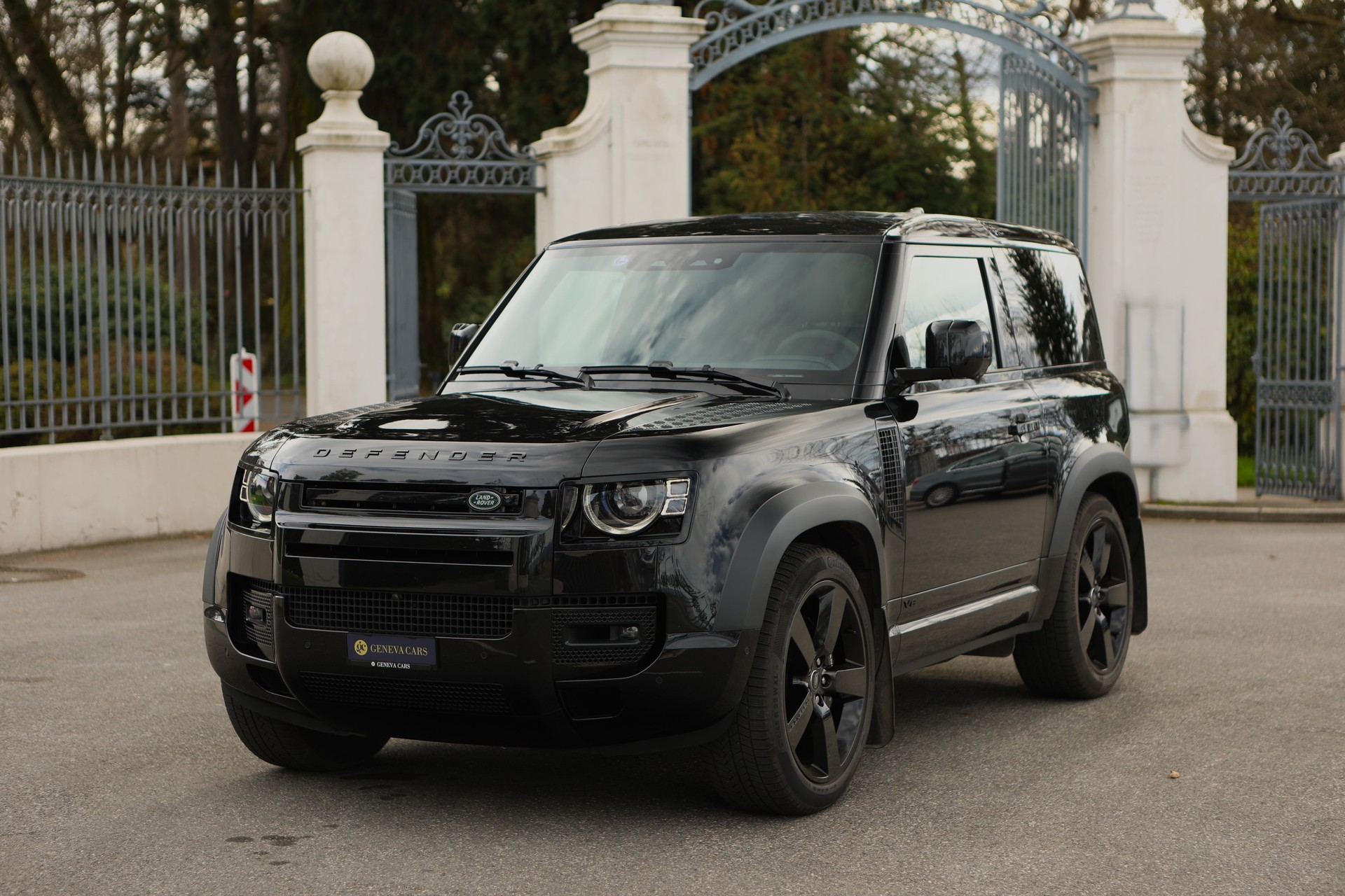 LAND ROVER Defender 90 525 V8 5.0 AT8 ( 1 owner - full options ) - )-image-2