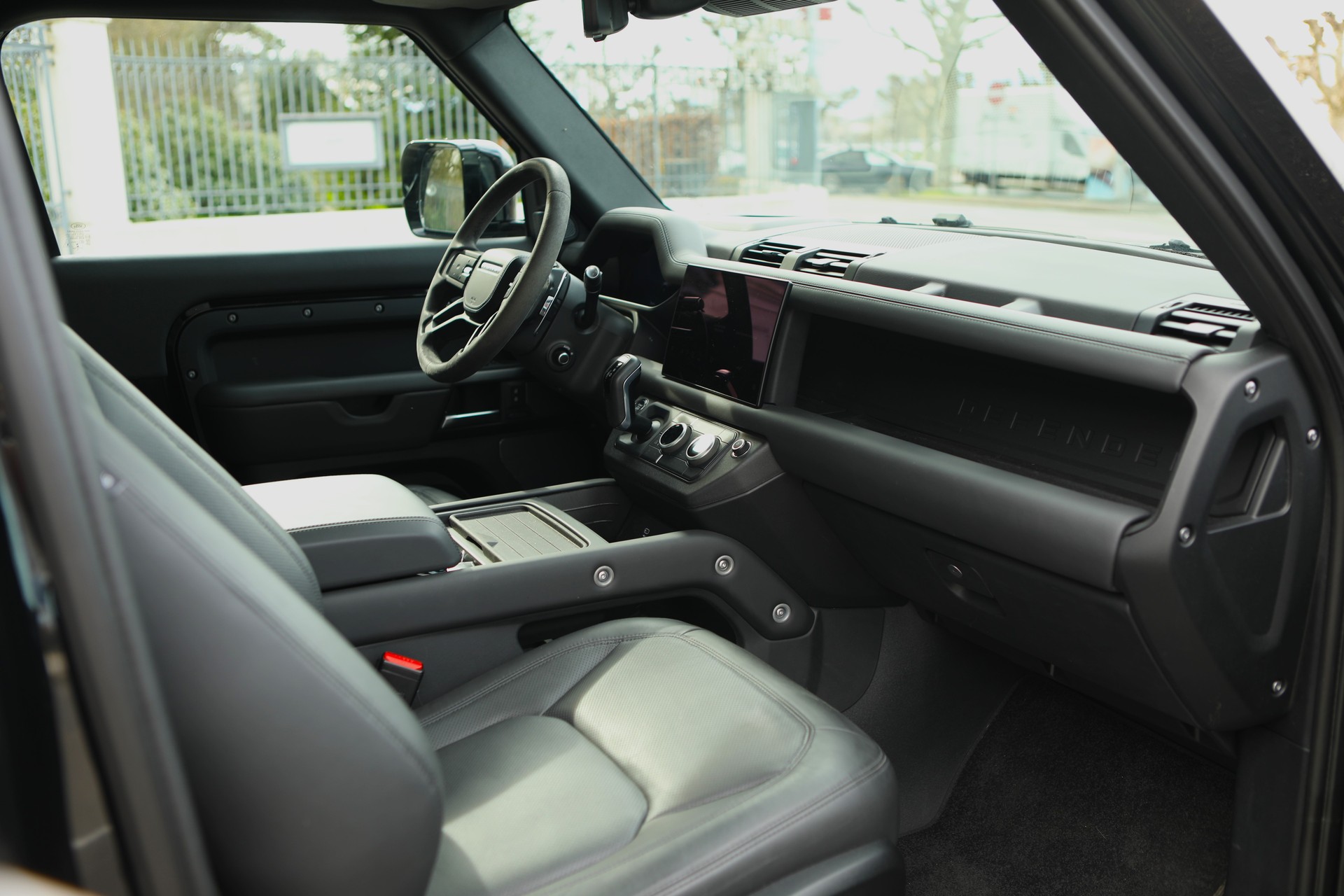 LAND ROVER Defender 90 525 V8 5.0 AT8 ( 1 owner - full options ) - )-image-15