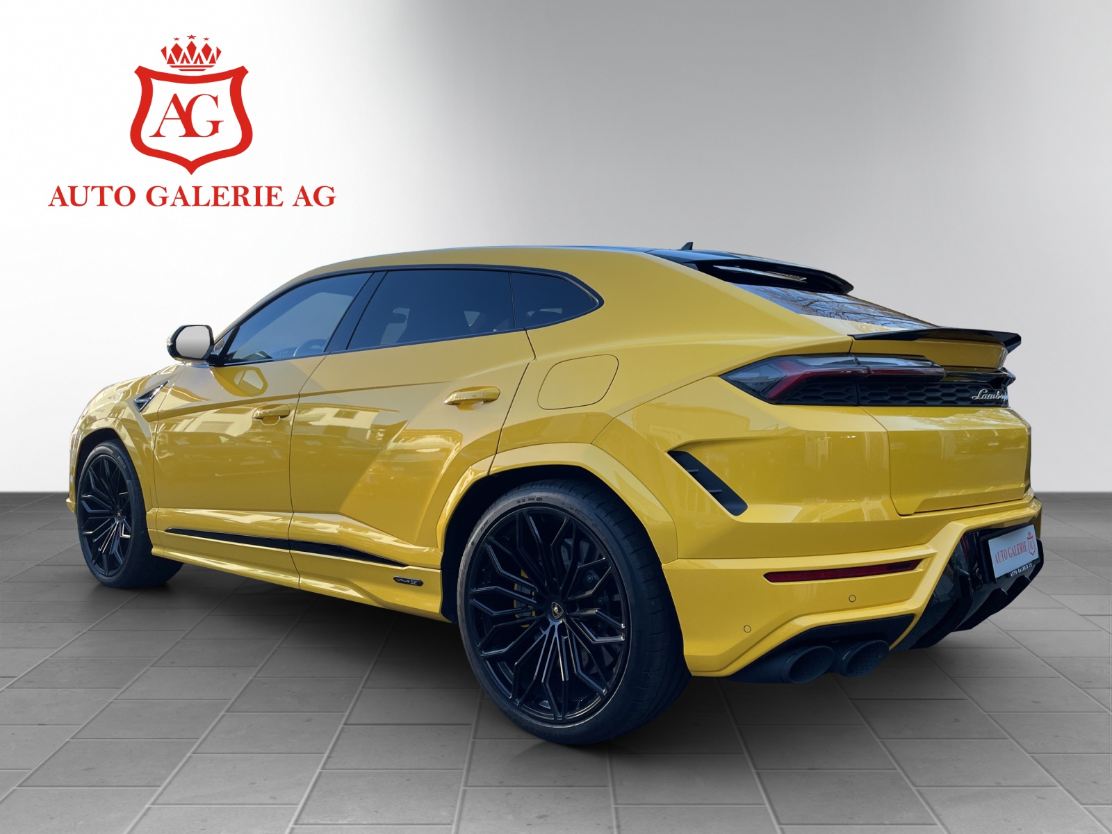 LAMBORGHINI URUS SE-showroom-element-2