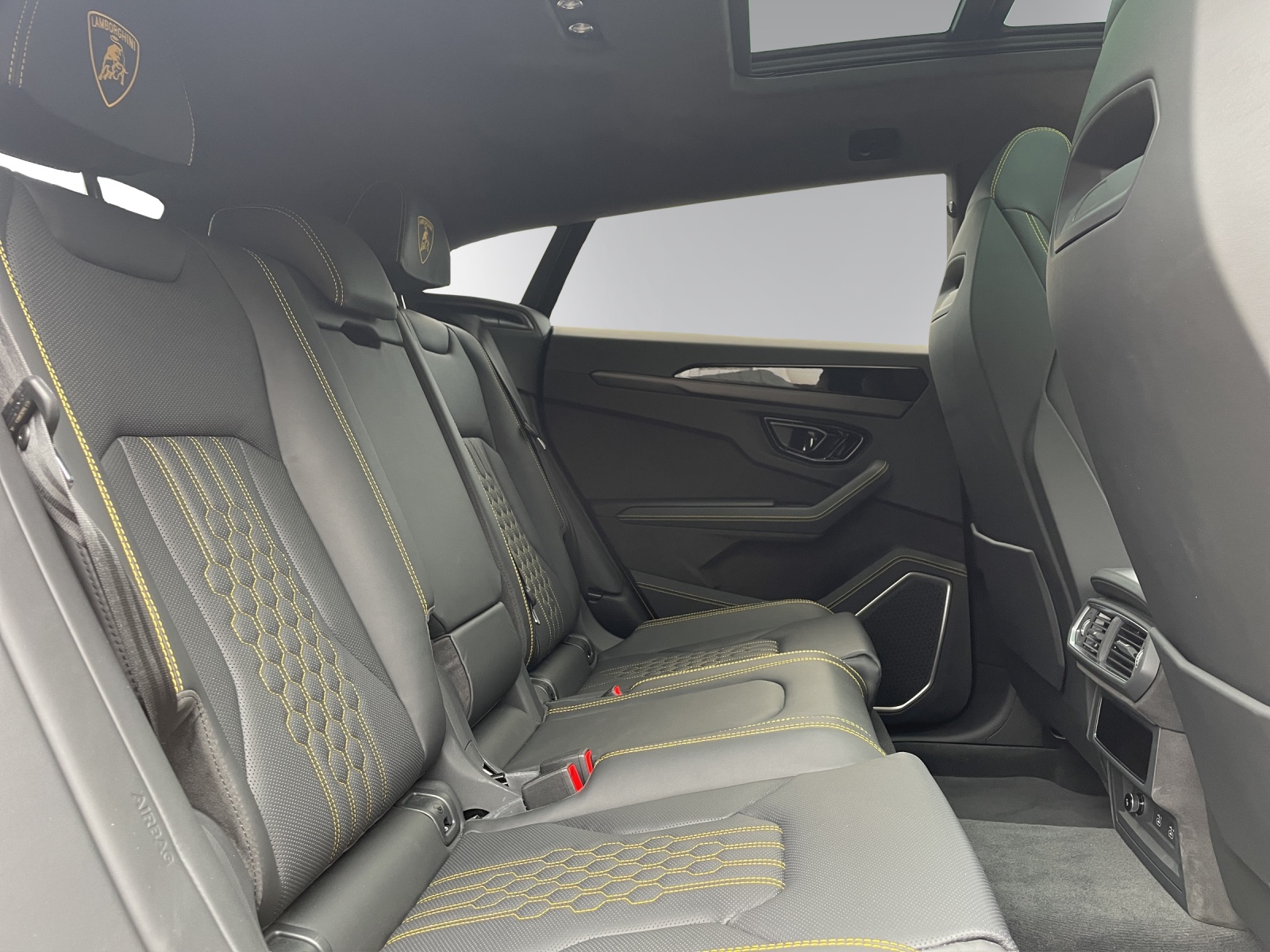 LAMBORGHINI URUS SE-image-12