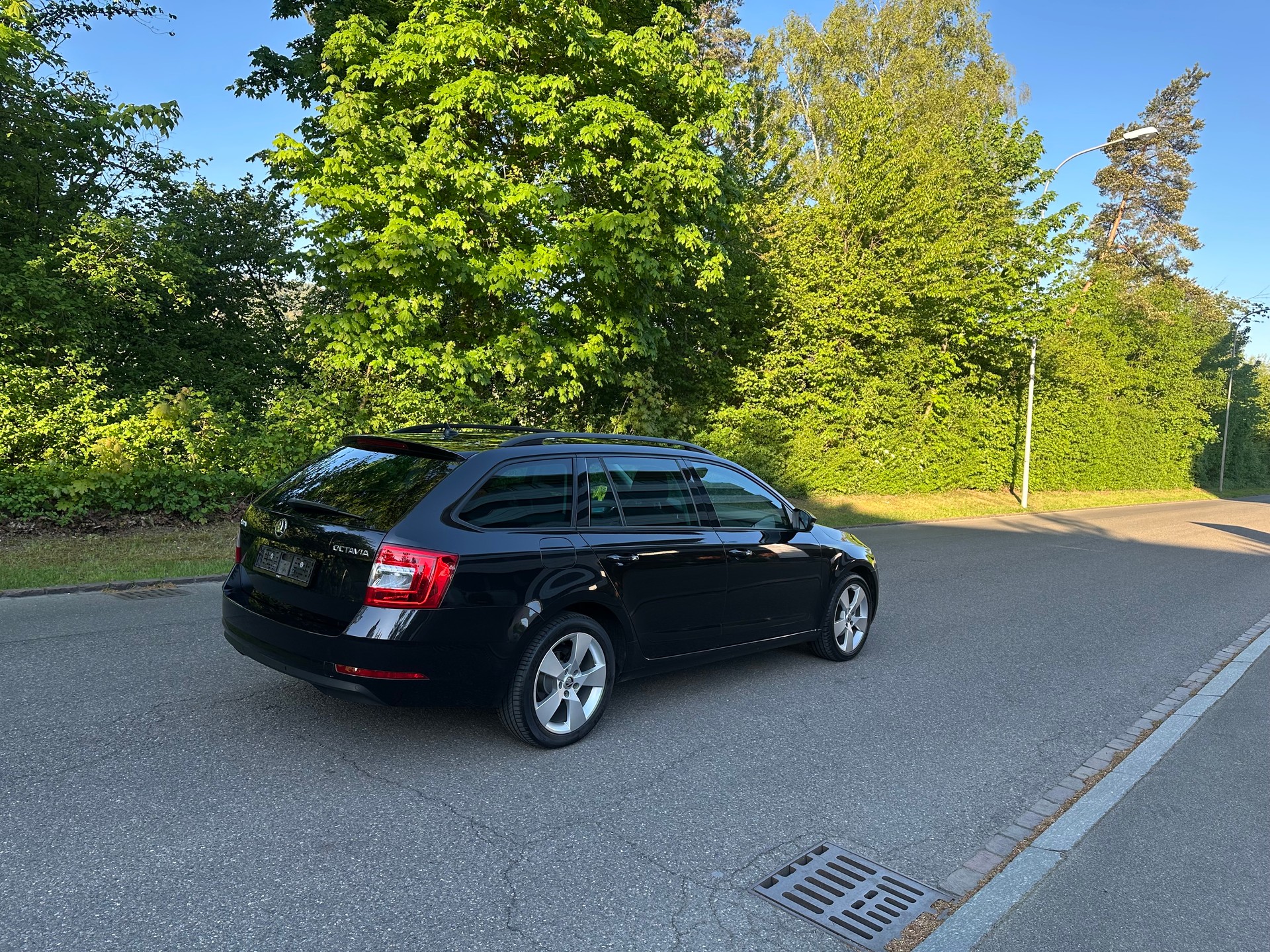 SKODA Octavia Combi 1.6 TDI Active DSG-image-4