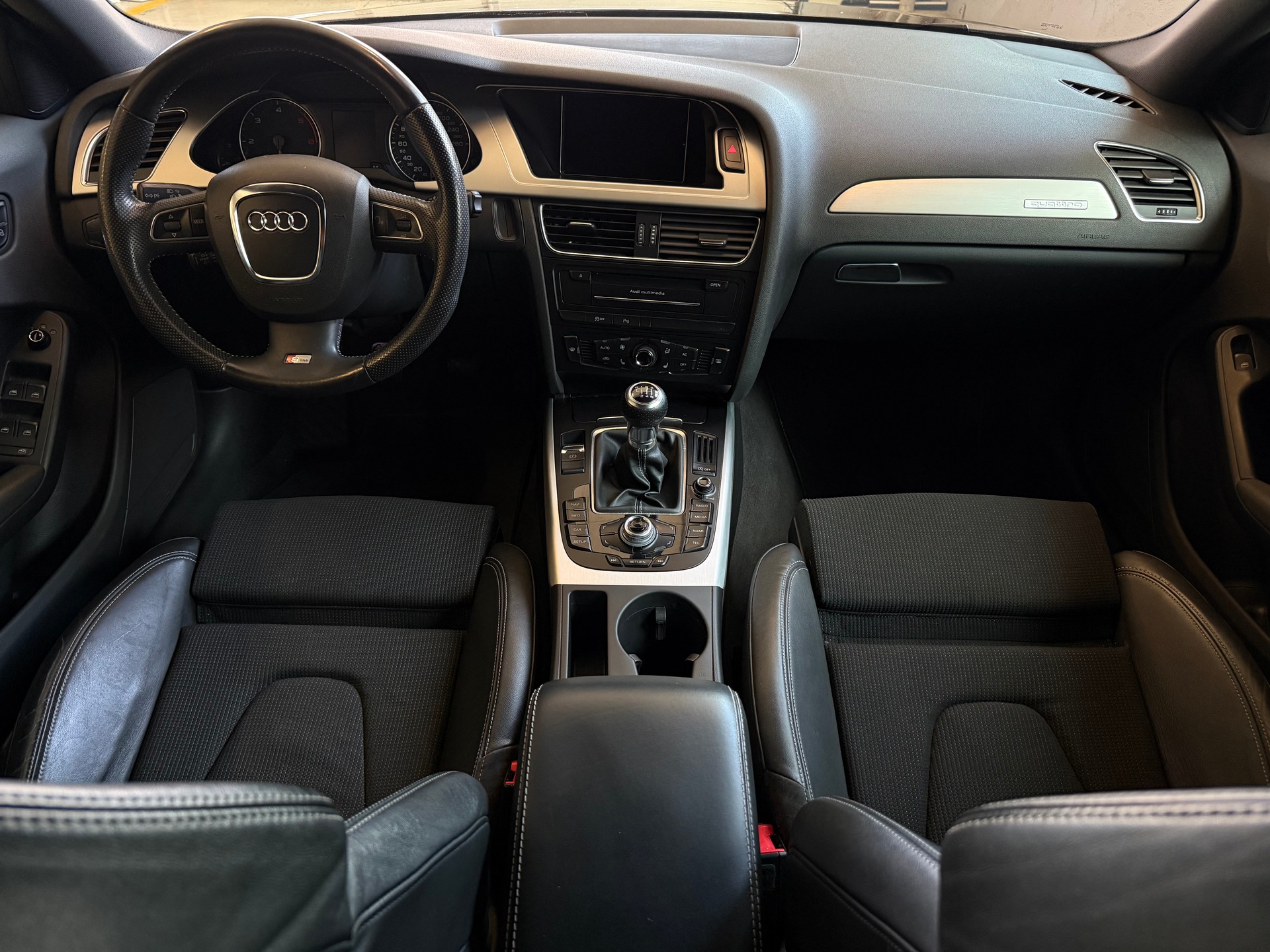 AUDI A4 Avant 2.0 TDI quattro S-line-image-12
