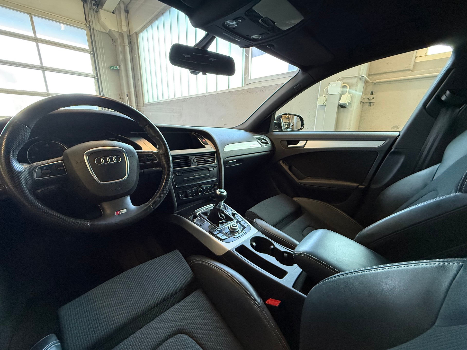 AUDI A4 Avant 2.0 TDI quattro S-line-image-15