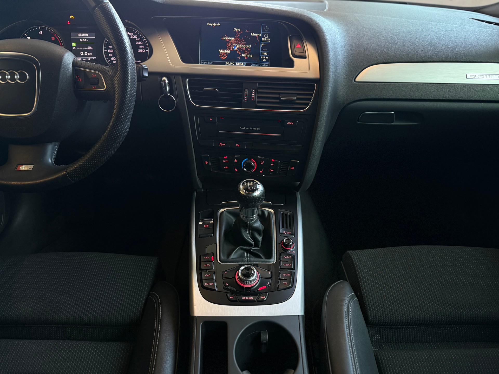 AUDI A4 Avant 2.0 TDI quattro S-line-image-13