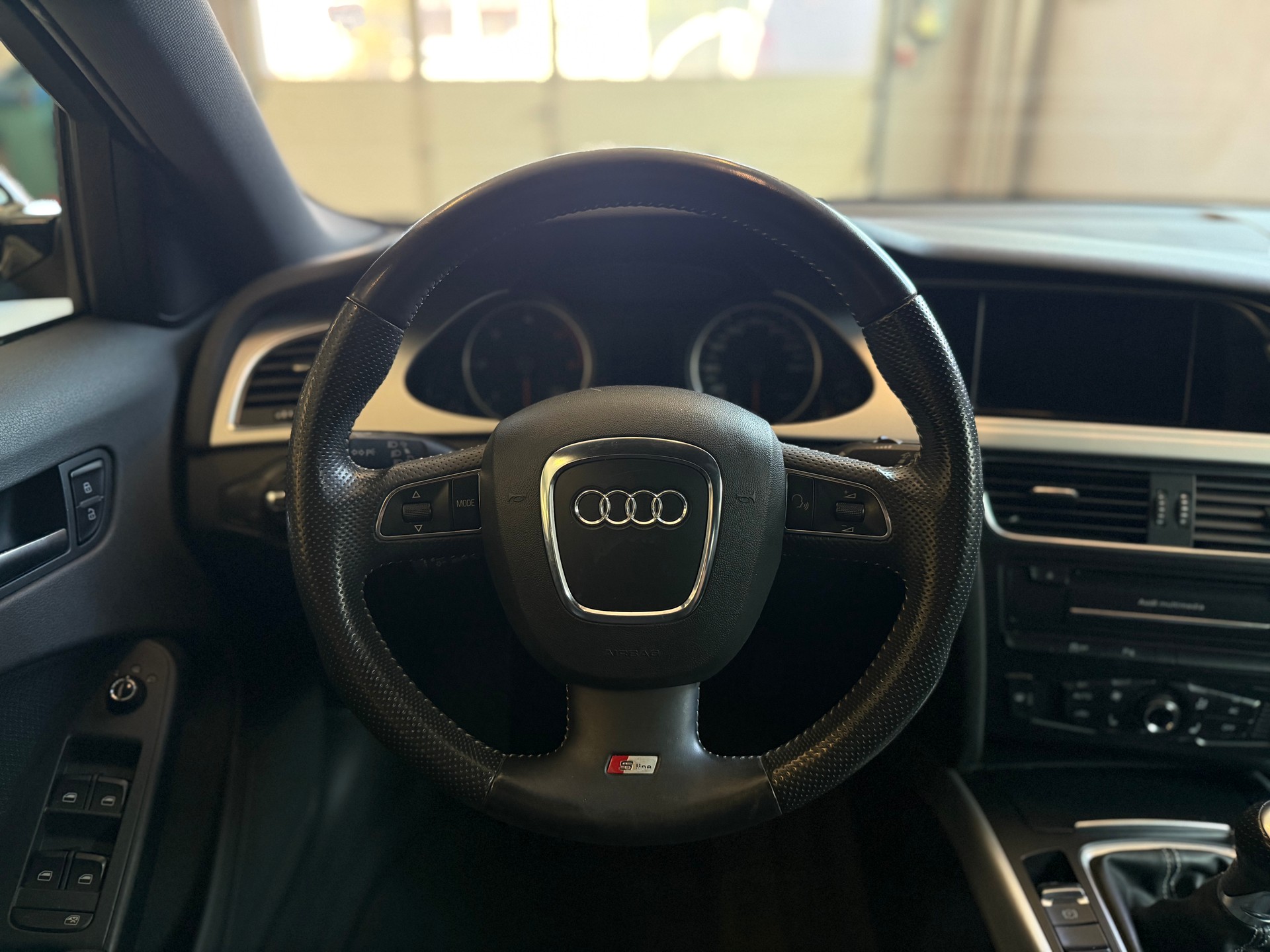 AUDI A4 Avant 2.0 TDI quattro S-line-image-14