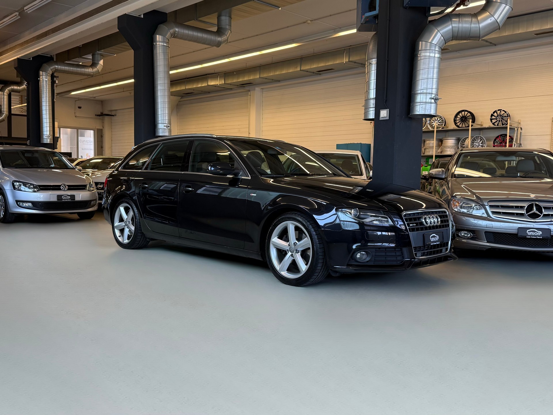 AUDI A4 Avant 2.0 TDI quattro S-line-image-1