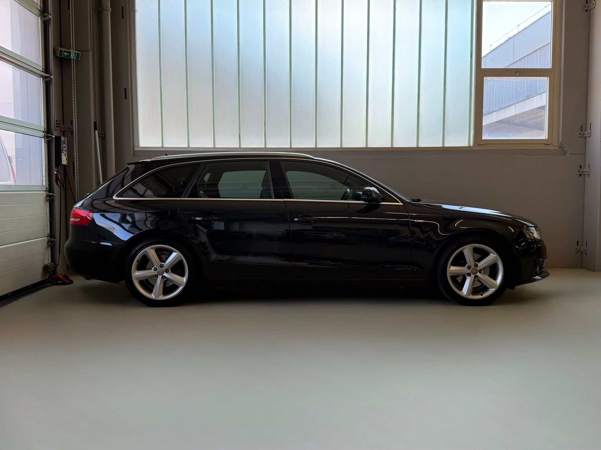 AUDI A4 Avant 2.0 TDI quattro S-line-image-3