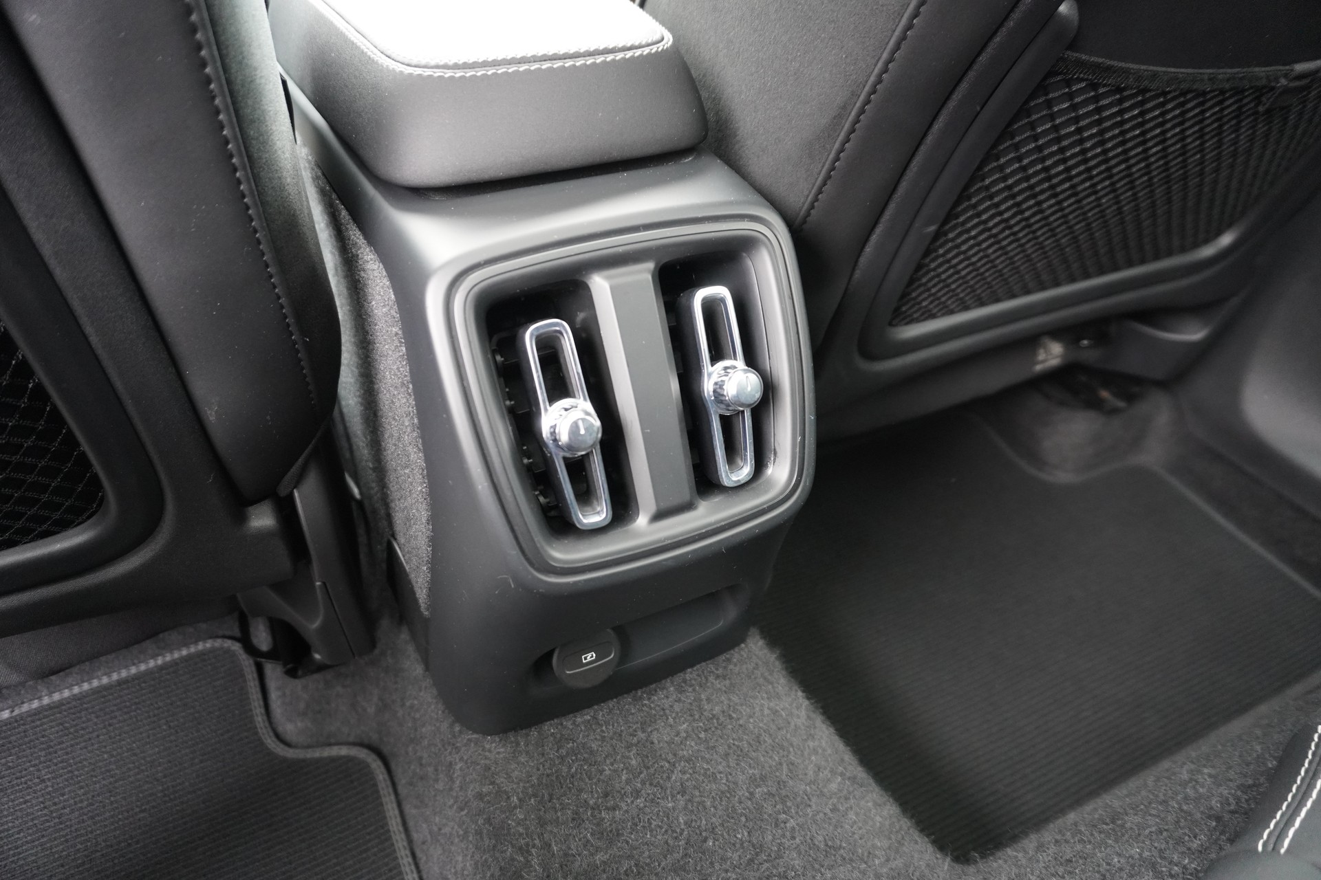 VOLVO C40 Recharge P8 Twin AWD Pure Electric Ultimate-image-16