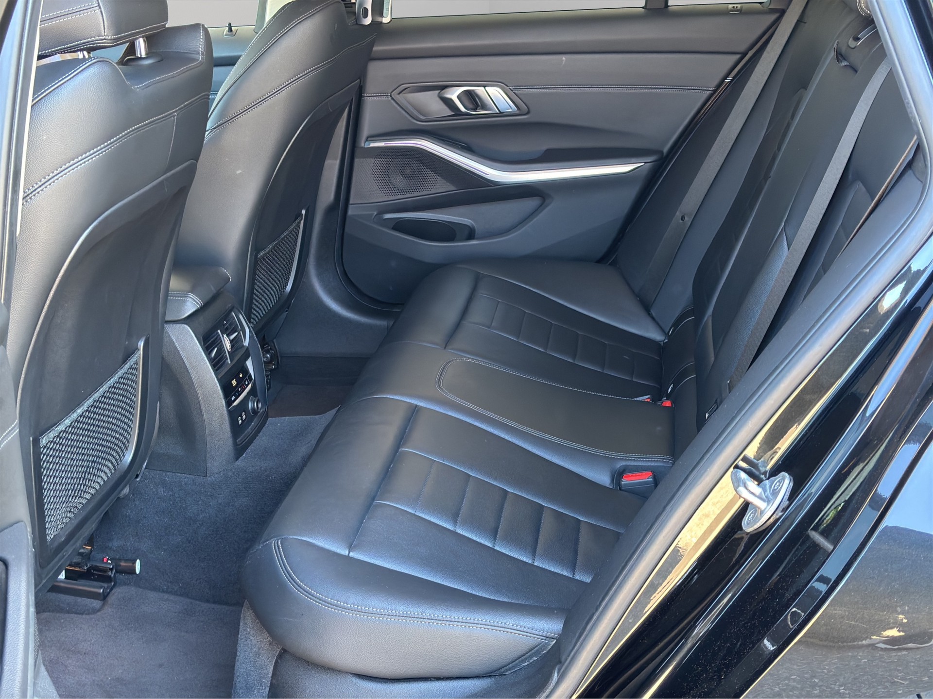BMW 320d xDrive Touring Luxury Line Steptronic-image-13