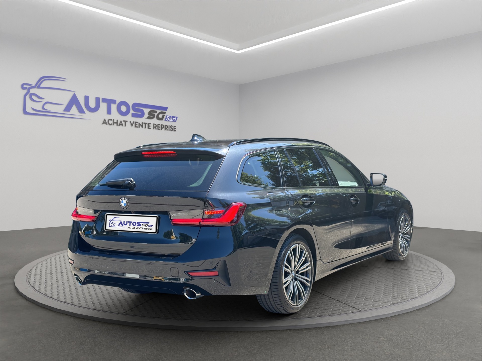 BMW 320d xDrive Touring Luxury Line Steptronic-image-4