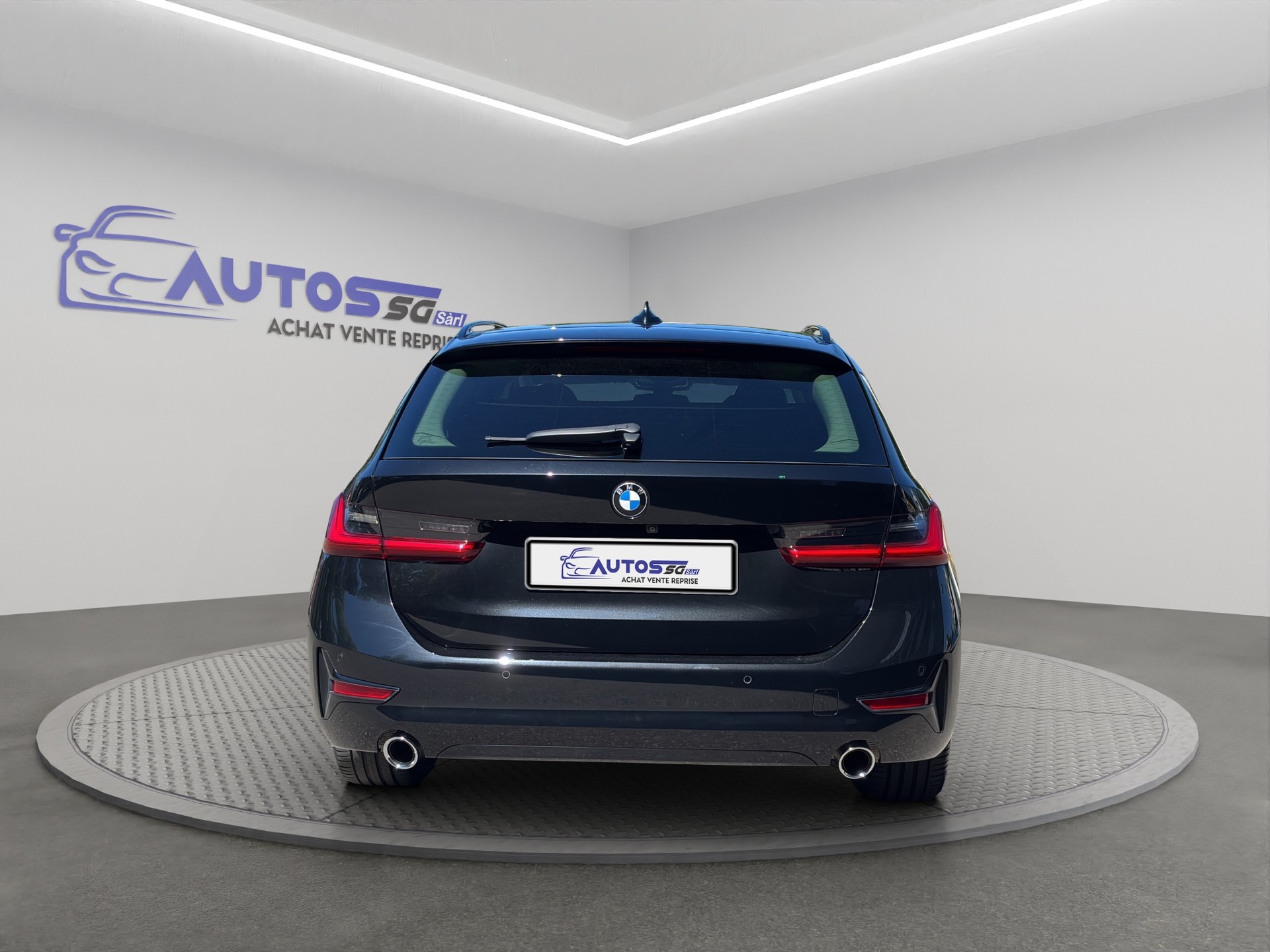 BMW 320d xDrive Touring Luxury Line Steptronic-image-5