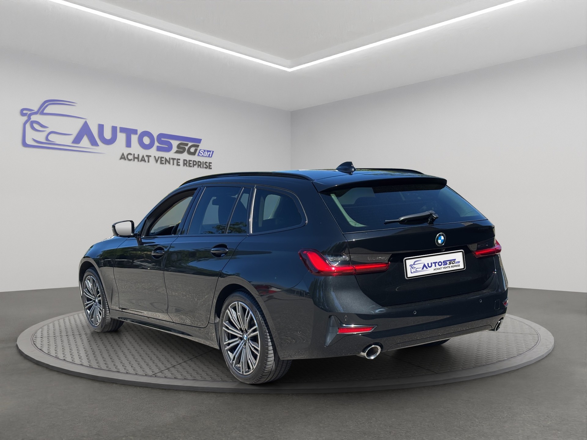 BMW 320d xDrive Touring Luxury Line Steptronic-image-2