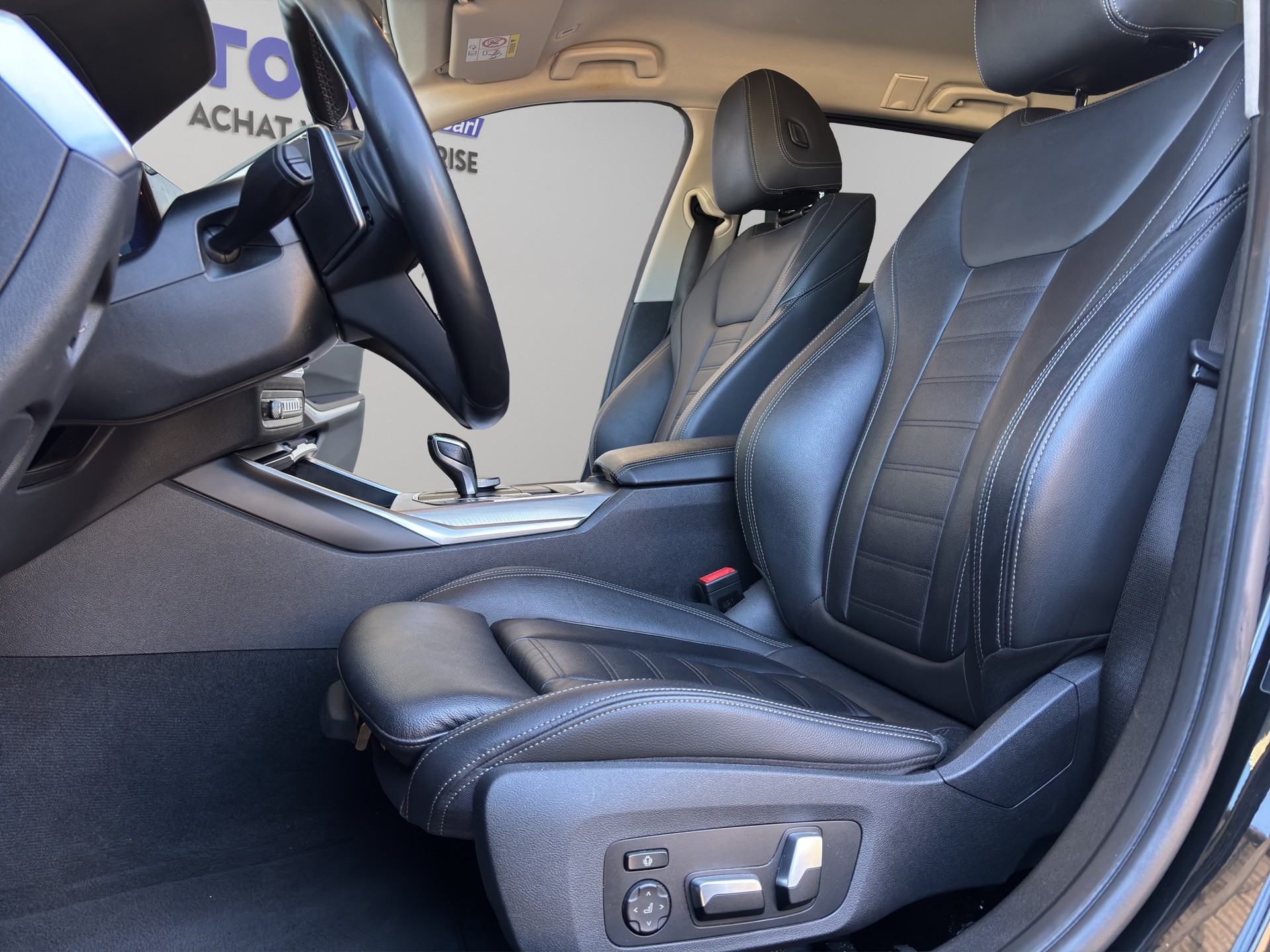 BMW 320d xDrive Touring Luxury Line Steptronic-image-12