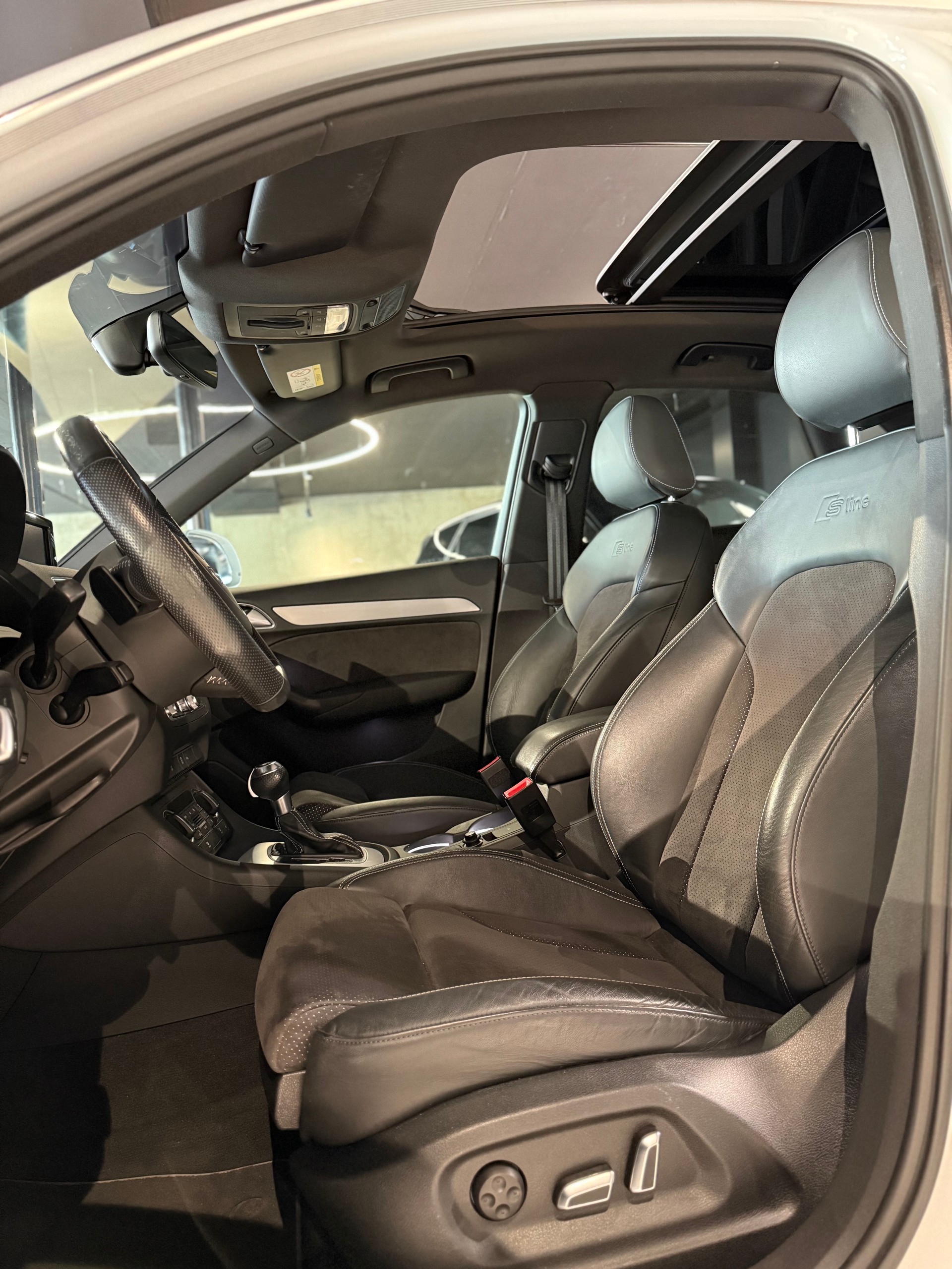 AUDI Q3 2.0 TDI sport quattro S-tronic-image-5