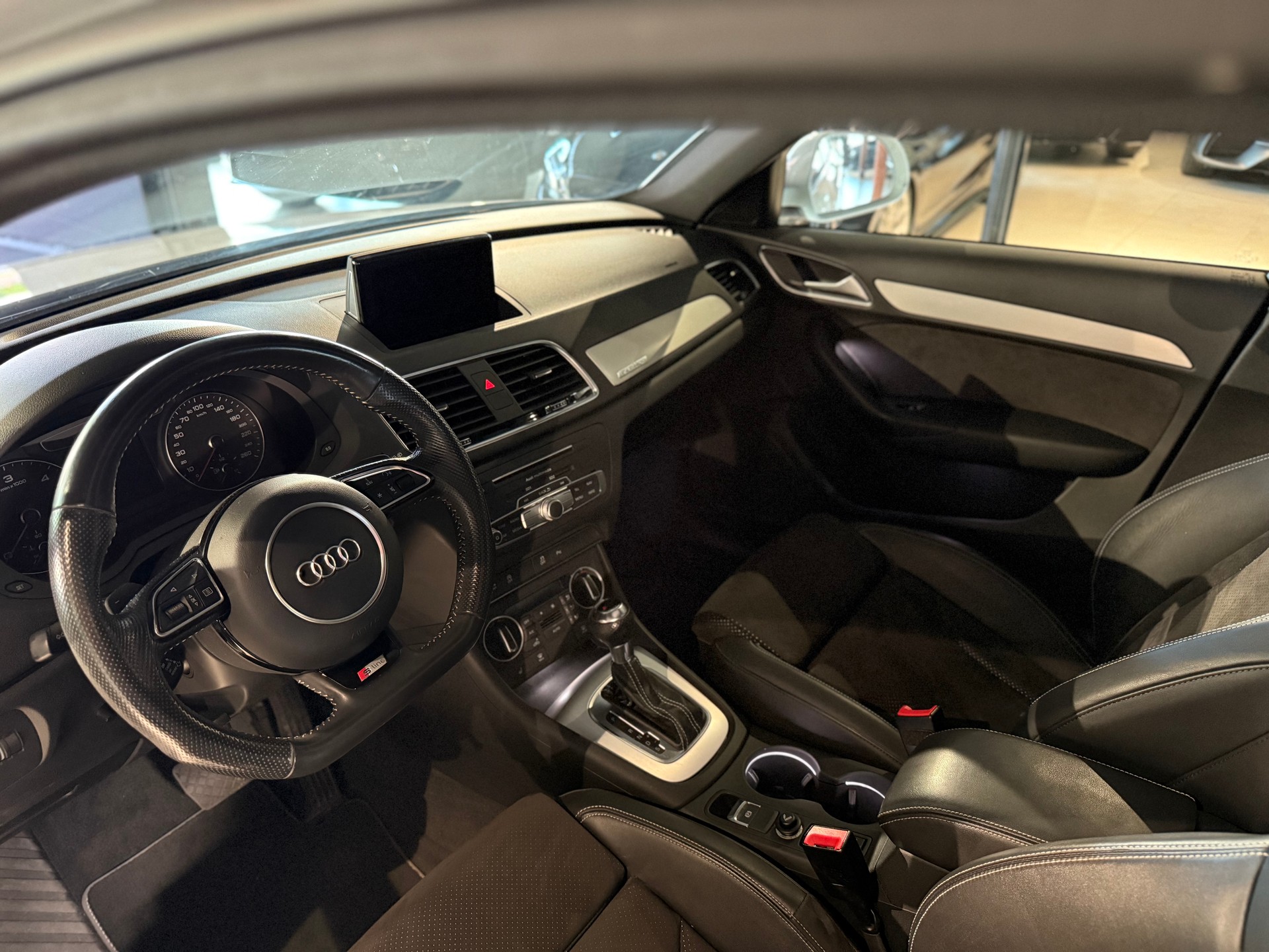 AUDI Q3 2.0 TDI sport quattro S-tronic-image-6
