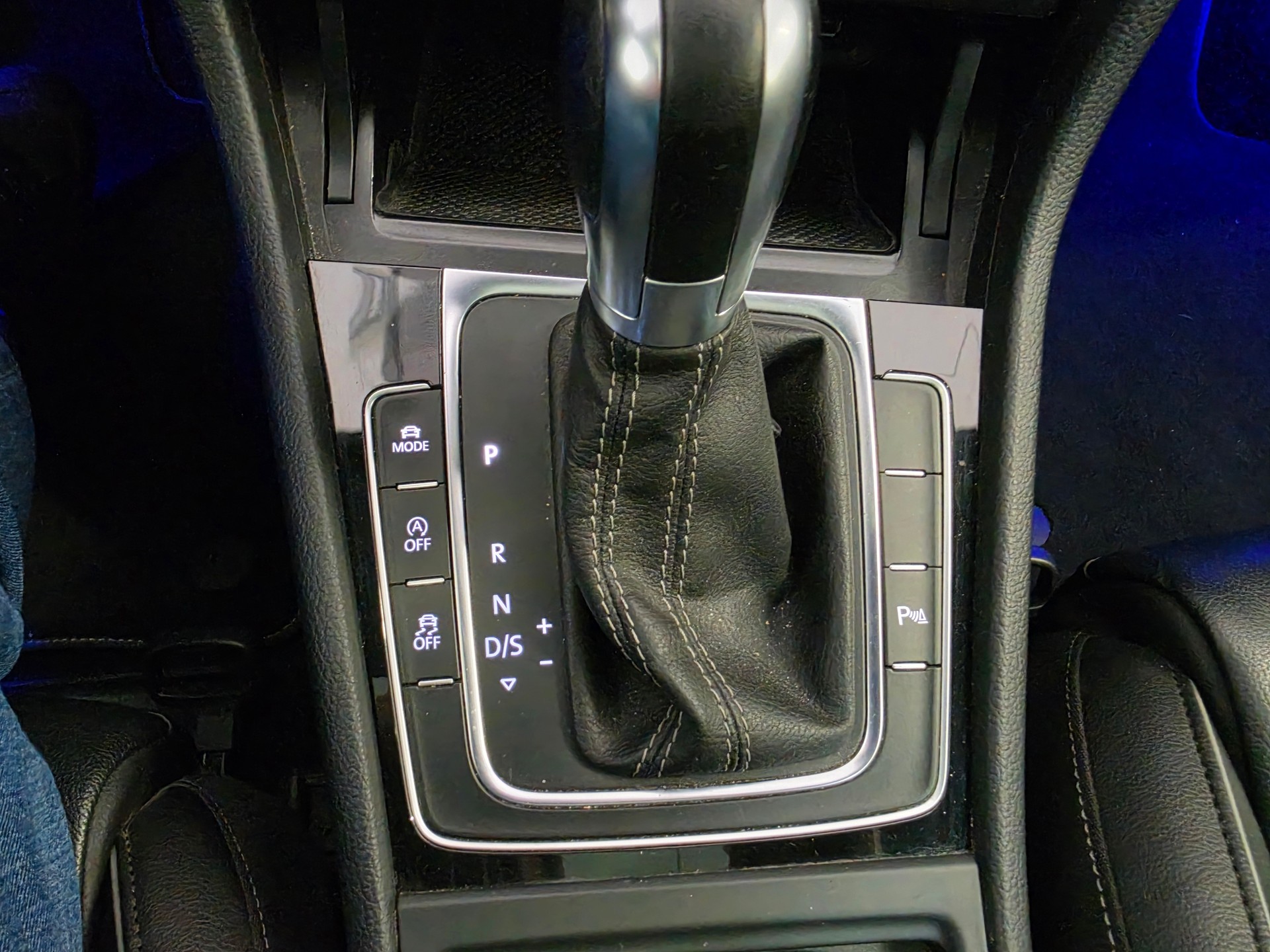 VW Golf 2.0 TSI R 4Motion DSG AKRAPOVIC EDITION-image-12