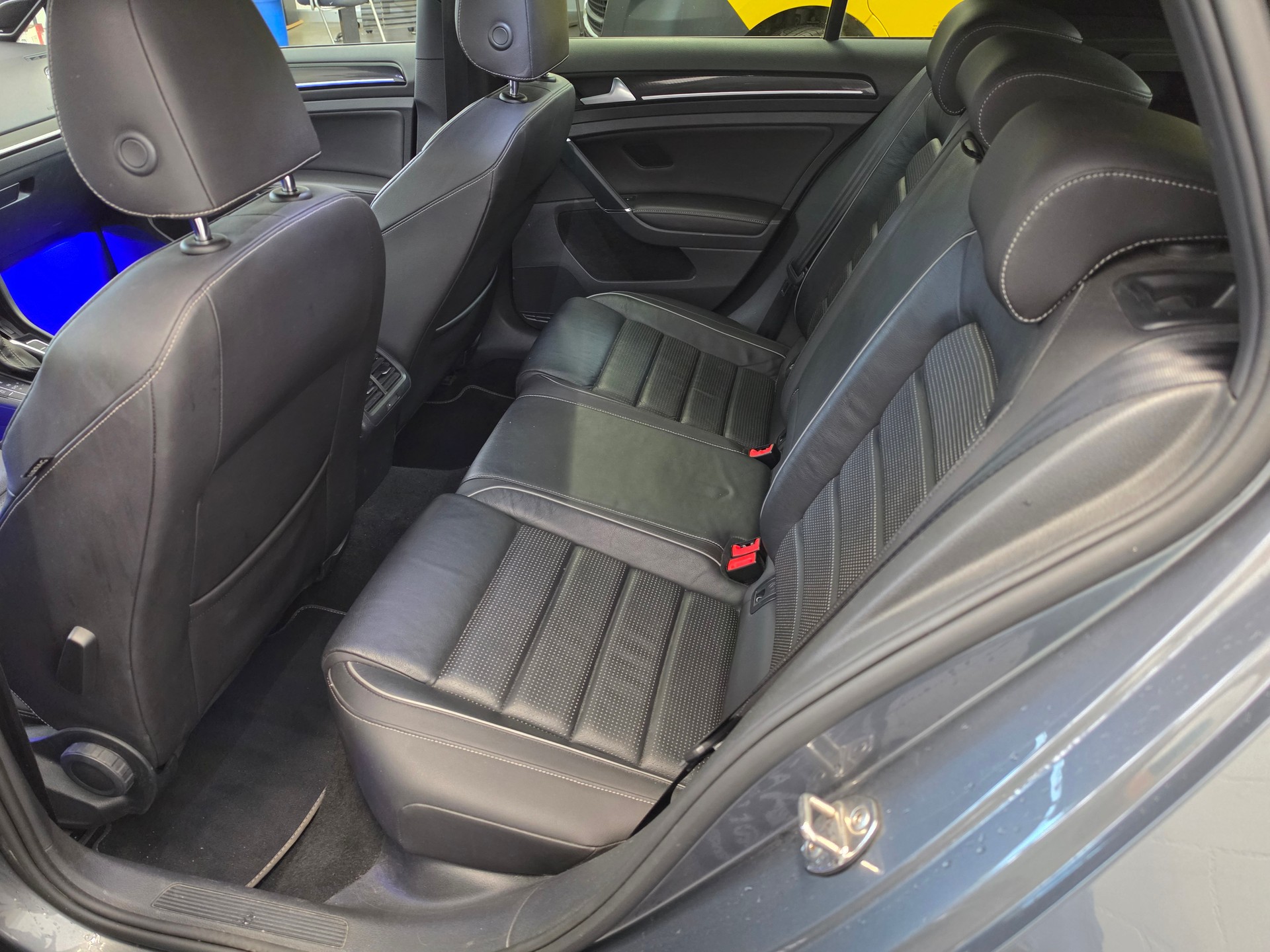 VW Golf 2.0 TSI R 4Motion DSG AKRAPOVIC EDITION-image-4