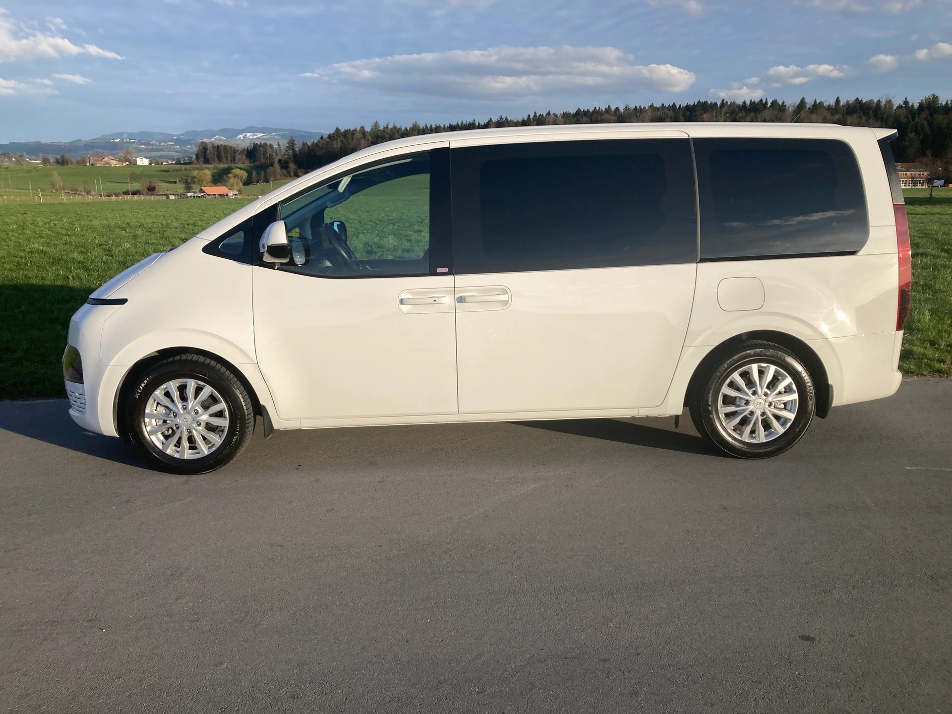 HYUNDAI Staria Wagon 2.2 CRDi Amplia 4WD A **Anhängerkupplung**-image-4
