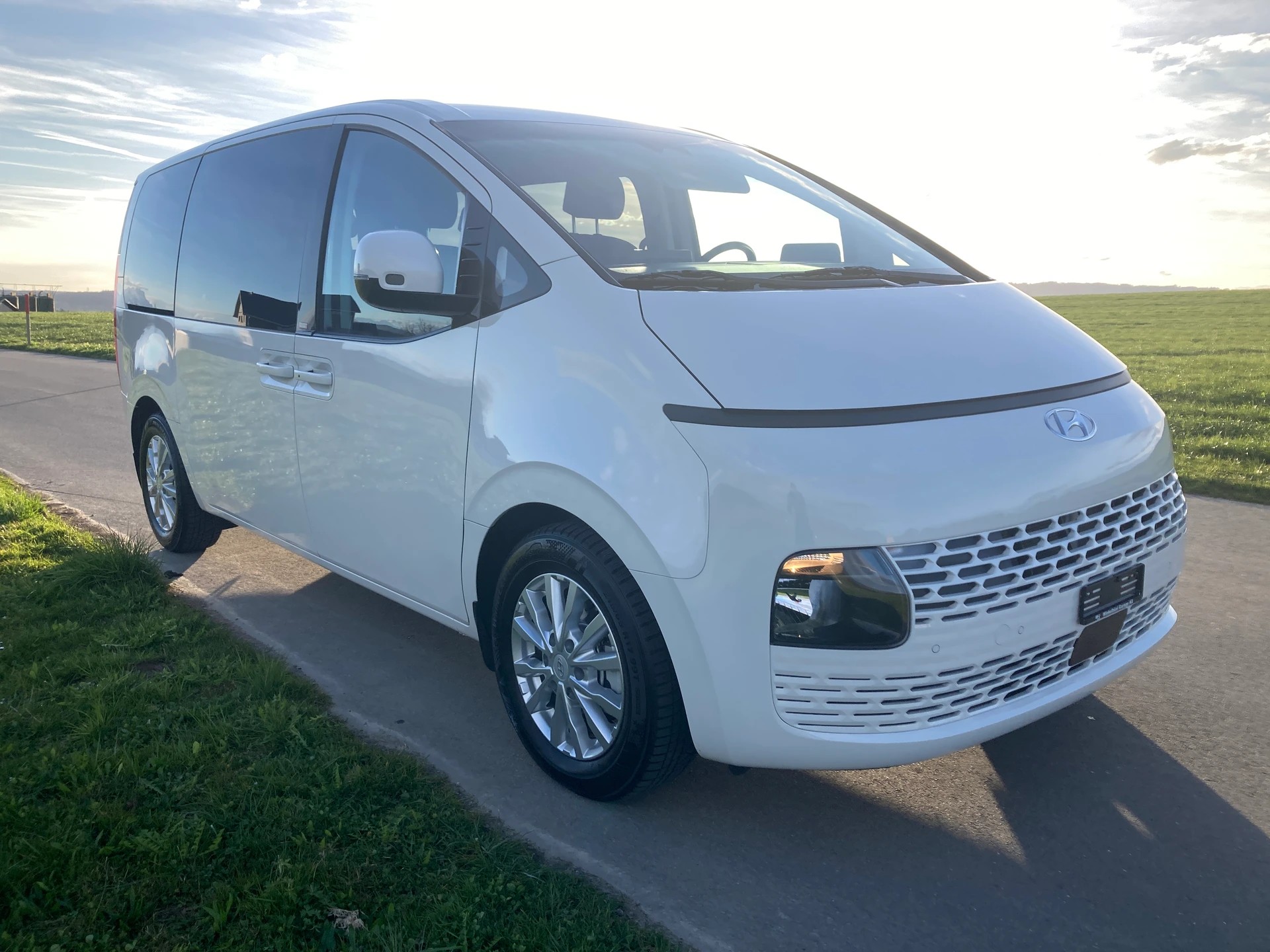 HYUNDAI Staria Wagon 2.2 CRDi Amplia 4WD A **Anhängerkupplung**-image-1