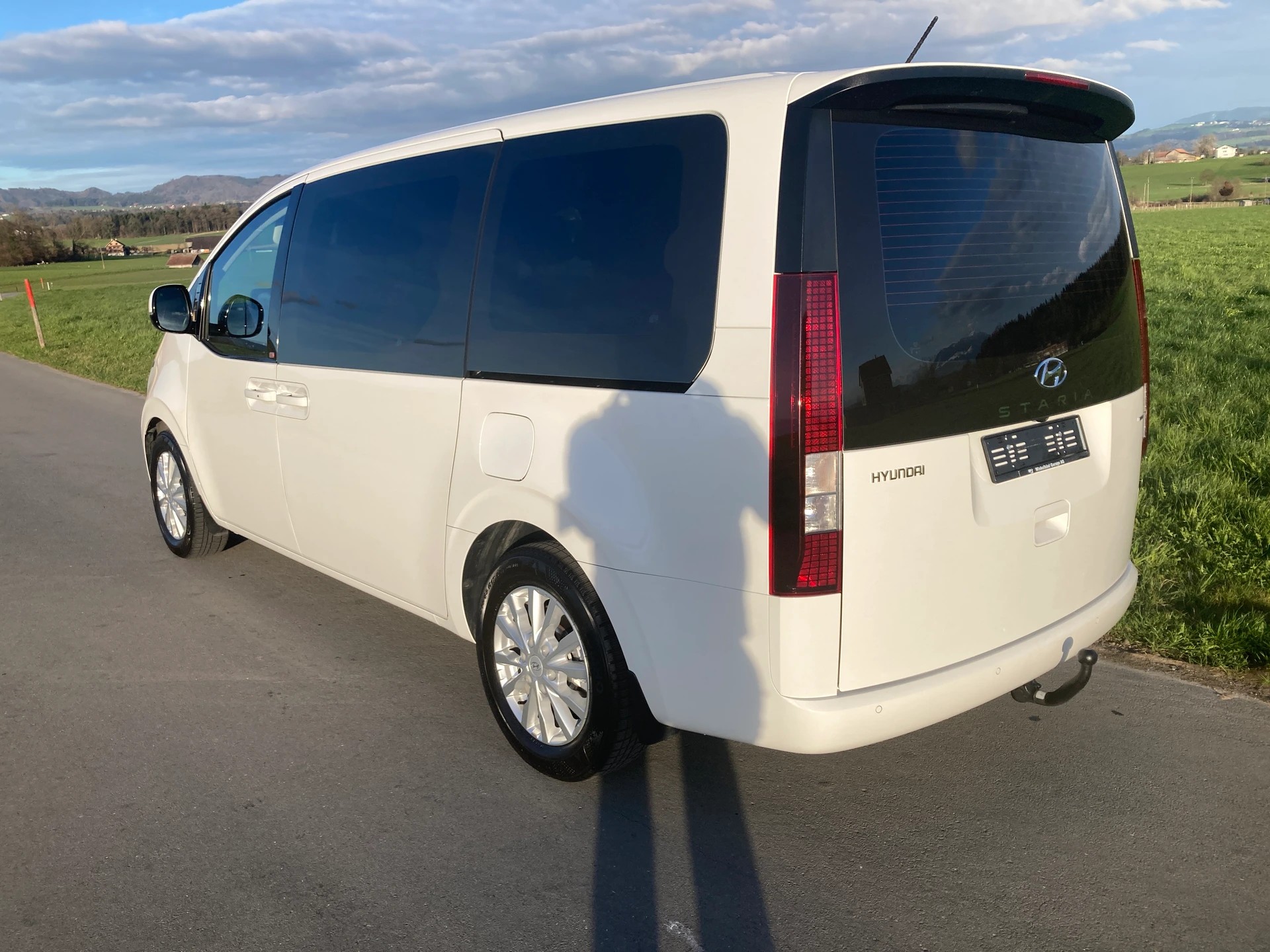 HYUNDAI Staria Wagon 2.2 CRDi Amplia 4WD A **Anhängerkupplung**-image-3
