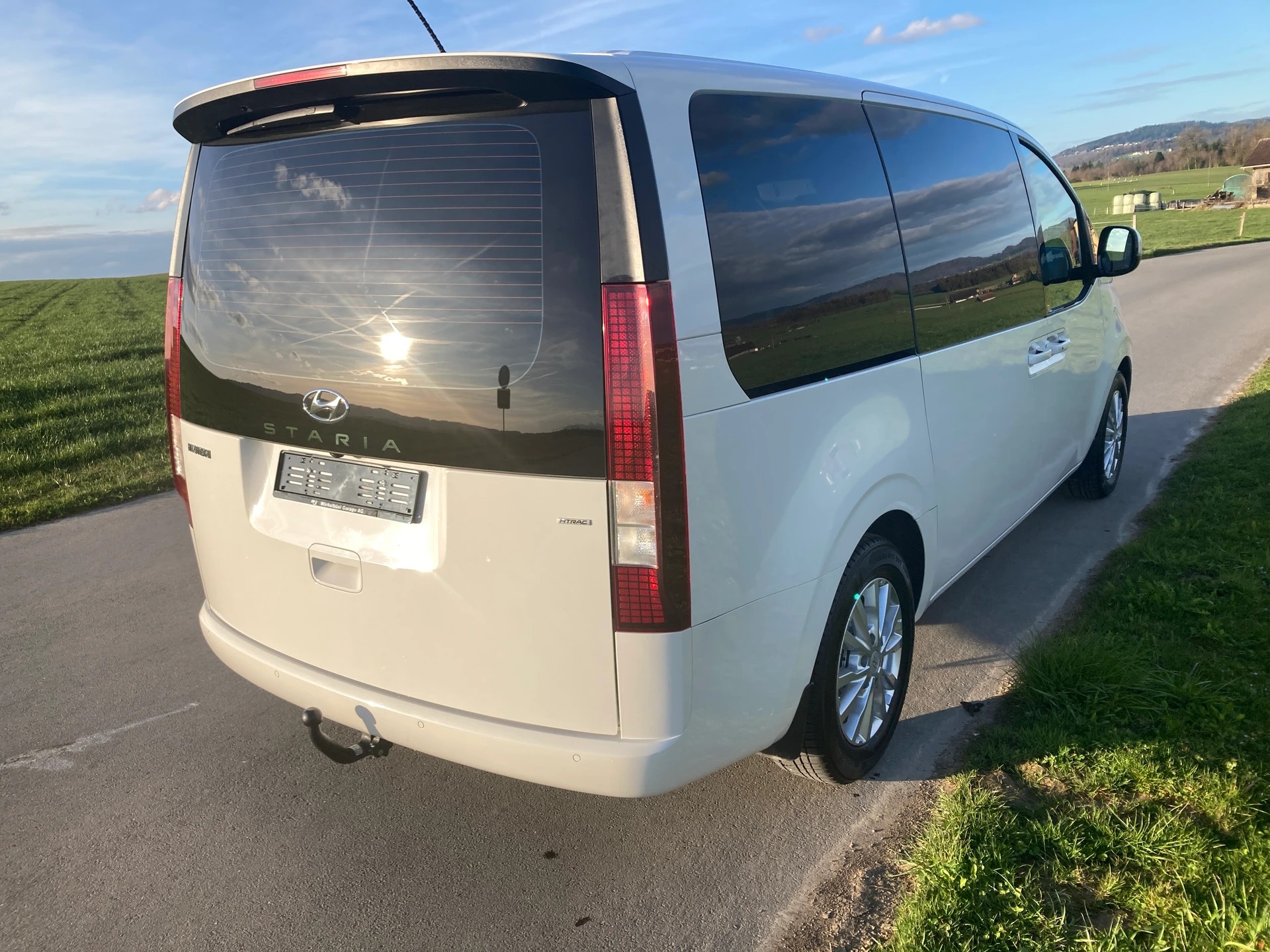 HYUNDAI Staria Wagon 2.2 CRDi Amplia 4WD A **Anhängerkupplung**-image-2
