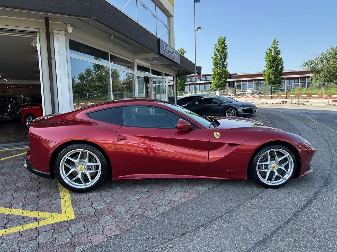 FERRARI F12 Berlinetta-showroom-element-3