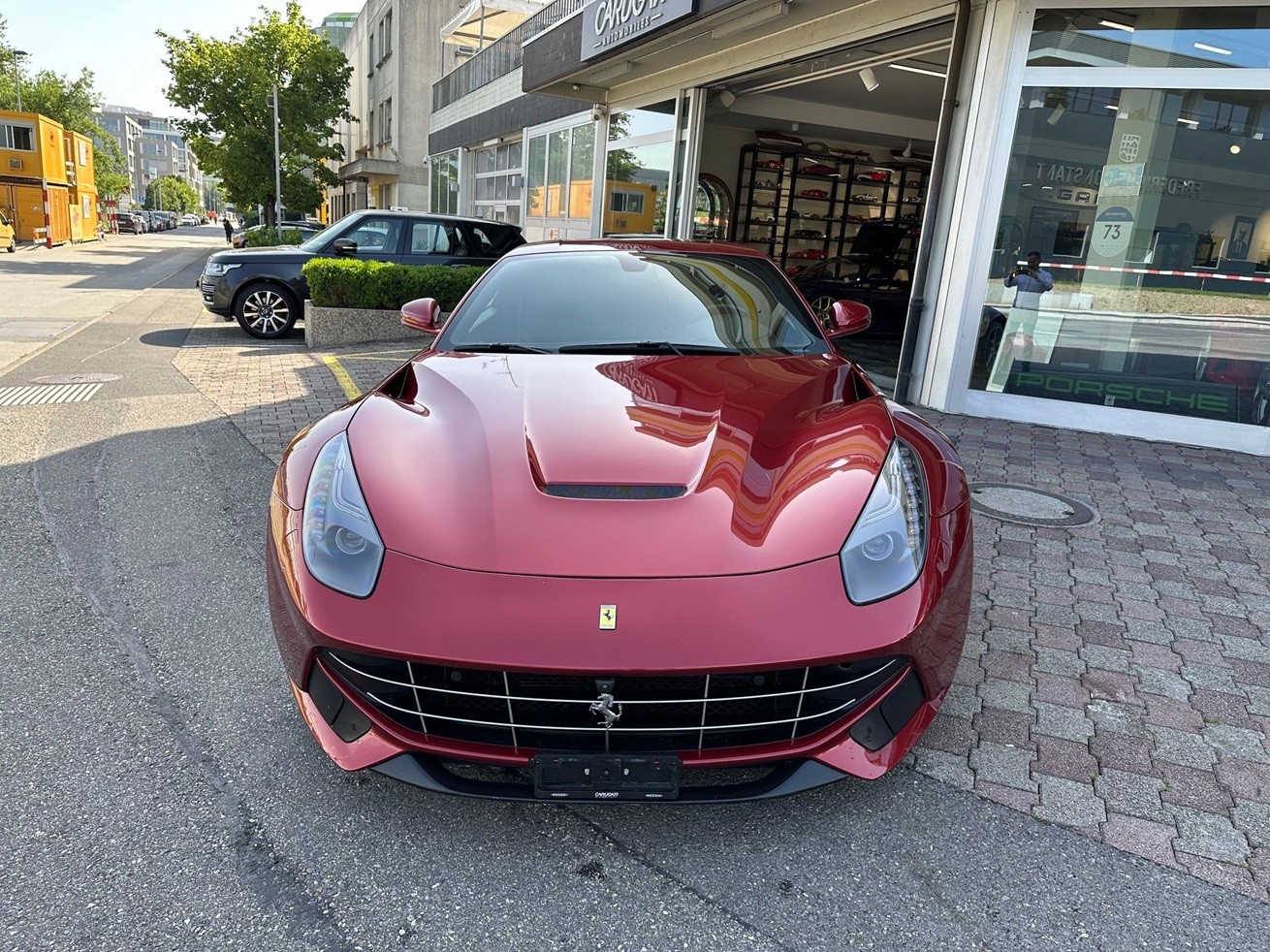 FERRARI F12 Berlinetta-showroom-element-2