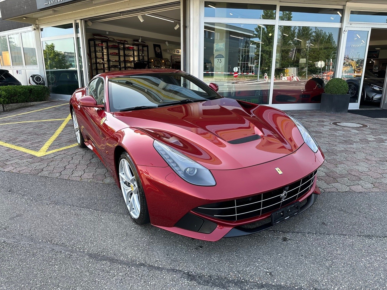 FERRARI F12 Berlinetta-showroom-element-1