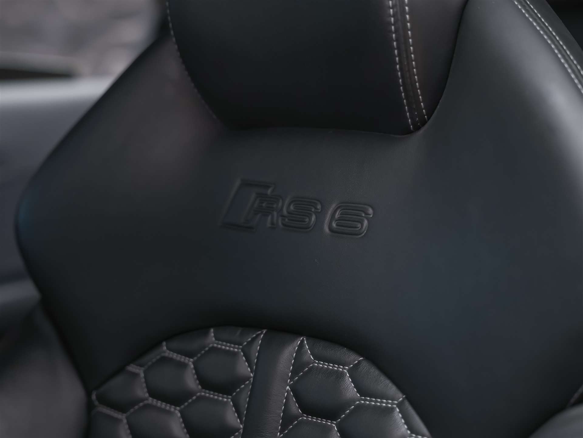 AUDI RS6 Avant 4.0 TFSI V8 quattro Tiptronic *BOSE Soundsystem*Abstandsregler*Sitzheizung*Valcona Leder*-image-11