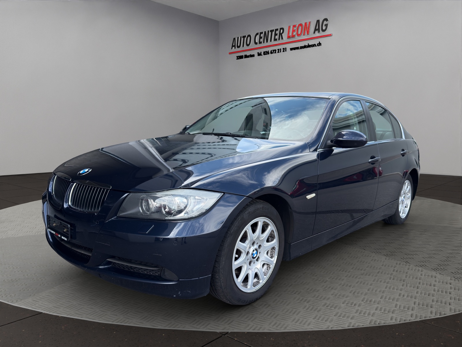 BMW 325xi-showroom-element-1