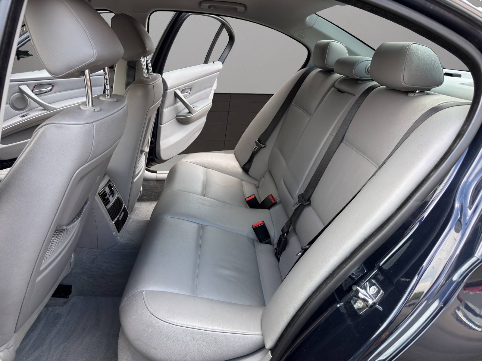 BMW 325xi-image-12