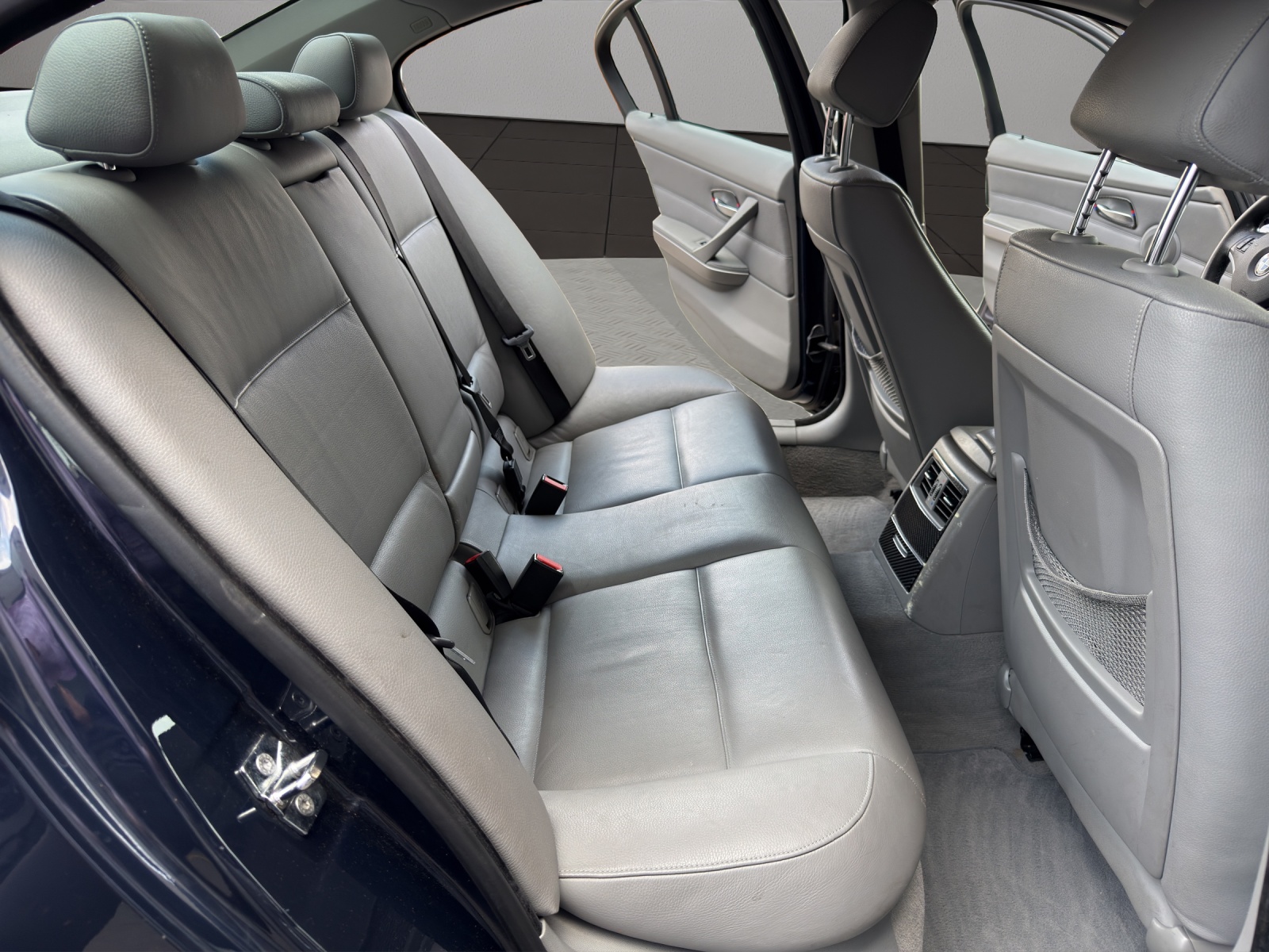 BMW 325xi-image-15